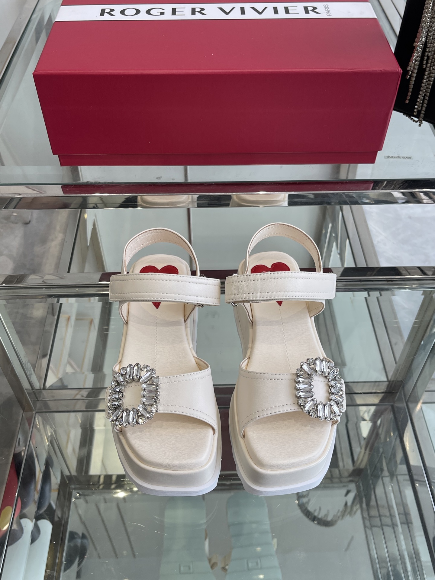 NO:387921,New diamond buckle pure leather thick-soled sandals. The sandals are full of fashion sense and have a summery feeling. Styles made of the same material. The sole is super soft and the wide feet are particularly friendly. The rear tripod strap is adjustable and matched with a bag with strong summer island style. The design highlights the romantic atmosphere and can better reflect our pursuit of quality. It has good breathability and protects the feet and does not stuff the feet. It has good softness to bring a comfortable wearing experience. The diamond buckle is exquisite and shining. Simple and not simple. Light up the fairy style immediately!  Original custom rubber sole Customized original cowhide, footbed imported sheepskin lining, heel height 7.5cm, size 35-40 (40 custom made), sandals, sandals, cowhide, sheepskin19860909新款钻扣纯皮女厚底凉鞋  时尚感满满的凉鞋很有夏天的感觉 同材质的款式 鞋底超级柔软 宽脚特别友好 后绊带可调节搭配包浓浓夏日海岛风凹造型必备 设计彰显浪漫主义气息 更能体现我们对品质的追求.透气性好护脚不闷脚 具有良好的柔软性带来舒适的穿着体验 钻扣精致闪耀 简约不简单 即刻点亮仙女造型！ 原版定制橡胶底 材质定制原版牛皮 垫脚进口羊皮内里 跟高7.5cm 码数35-40（40订做）,凉鞋,sandals,cowhide,sheepskin,Women's Shoes