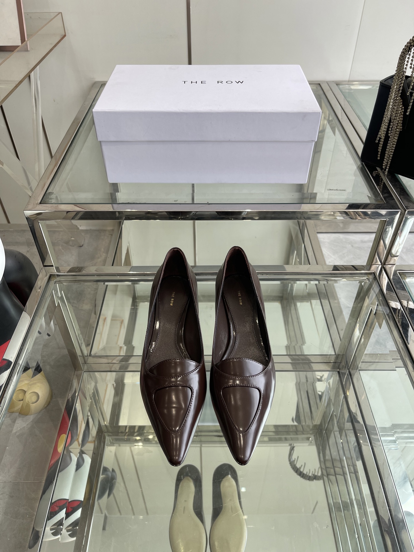 NO:387911,The row 25ss new spring and summer single shoes, the counter has a new style The Row original replica correct outsole, and welcomes the counter to compare!  A simple, delicate and warm single shoe that can be worn in different styles and has different flavors. The inner foot padded sheepskin is very soft and easy to wear and will never wear. It has a low-key name called the row. It is minimalist and has a little magic in it, which is irresistible!  Fabric: Imported calfskin with edge beads, inner lining and foot pads imported sheepskin, genuine leather sole shot out, comfortable and non-slip!  Size 35-40 (40 customized), single shoes, cowhide, sheepskin, Leather soles19860909The row 25ss 春夏季新款单鞋 专柜新款The Row 原版复刻正确大底欢迎专柜对比！ 一款简单秀气又能保暖的单鞋,可搭配各种风格穿出不同风味,内里垫脚羊皮 非常柔软好穿,绝对不会磨脚的一款鞋子,有一低调叫the row,极简中带点魔力,让人无法抗拒！ 面料: 进口小牛皮开边珠 内里和垫脚进口羊皮 真皮大底射出,舒适又防滑！ 码数35-40（40订做）,单鞋,cowhide,sheepskin,Leather soles,Women's Shoes