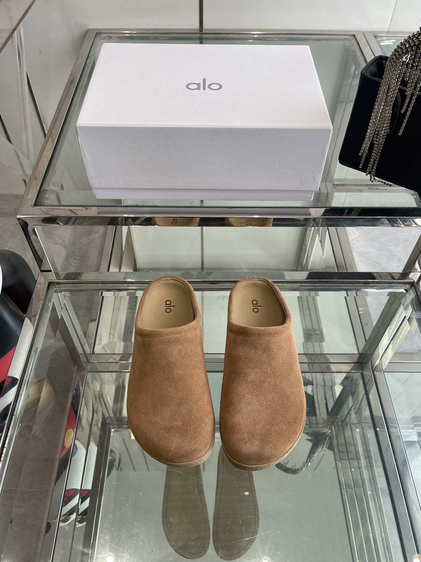 NO:387895,Alo 25ss summer new Birken Baotou simple slippers are here~ I have been looking for a long time to buy it. It’s really hard to find shoes, it’s really super good-looking. Sisters, make me suede fabric, original molded rubber sole, size 35-40 (40 custom made), semi-torch, slippers, chamois leather19860909alo 25ss夏季新款勃肯包头拖不踩雷的简约风拖鞋来啦～ 代购找很久才买到货 真的一鞋难求,真的超级好看 姐妹们给我冲 麂皮面料 原版开模橡胶大底 码数35-40（40定做）,半拖,slippers,chamois leather,Women's Shoes