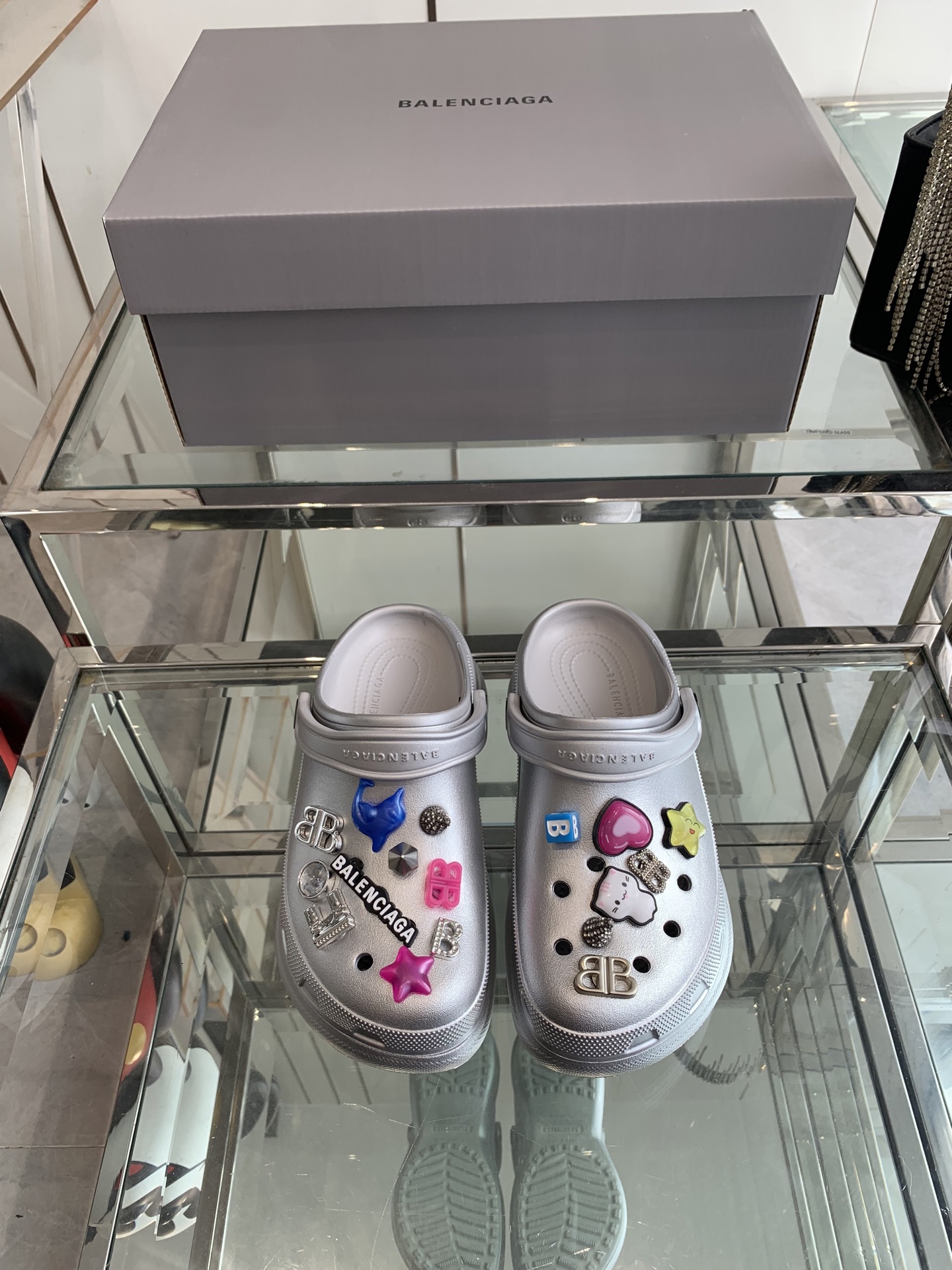 NO:387886,Women's Balenciaga's latest couple's hole shoes in spring and summer, 25 spring new dark horse items, fashion bloggers at home and abroad show off, popular among social platforms at home and abroad, fashion experts must buy, various Bajia elements hardware buckles DIY, very brand recognition, two pairs of genuine products for men and women's counters are purchased, all hardware reproduction, heavy money to create mold opening, craftsmanship, accurate restoration of every detail Original mold opening EVA rubber and plastic integrated molding, super light on the foot, a perfect height of 6cm, a complete height of the original packaging, 35-44 (female 40, male 45 customized), slippers, balenciaga, balenciaga, burberry, slippers19860909女款 巴黎世家Balenciaga 春夏最新情侣款洞洞鞋,25春季新款黑马单品,海内外时尚博主纷纷上脚大秀,火遍海内外社交平台,时尚达人必入款,各种巴家元素五金扣DIY 极具品牌辨识度 男女专柜两双正品购入 五金全部开模复刻 重金开模打造 匠心工艺,精准还原每个细节 原版开模EVA橡塑一体成型大底 上脚超级轻 大底高度6cm妥妥的增高神器 原版全套包装 码数35-44（女40 男45定做）,拖鞋,balenciaga,balenciaga,burberry,slippers,Women's Shoes