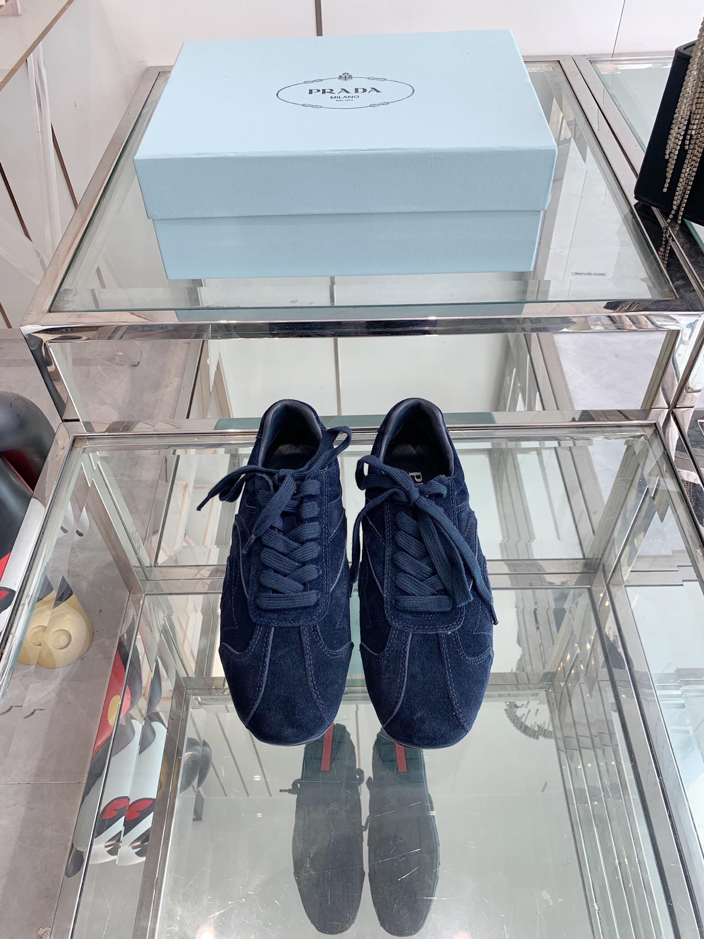 NO:387863,Prada 25ss Spring and Summer New German Shoes Casual Shoes Precisely made, even stitching, unobstructed leather texture, multi-color splicing, fashionable and generous, soft, comfortable and breathable, with PRADA letter logo on the outside, matched with fabric inner, silver-silver logo cowhide feet pads, paired with P's exclusive rubber sole, fine details, and a versatile product for travel!  The upper is made of original imported cowhide/mercerized beef reverse velvet inner foot pad sheepskin original customized rubber outsole size 35-40 (40 customized), casual shoes/sports shoes, prada, prada, sneakers, cowhide, sheepskin19860909Prada 普拉达 25ss春夏新款 德训鞋 休闲鞋 精工制造,缝线均匀,皮质质感一览无余,多色拼接,时尚大方,柔软舒适透气,外侧饰有PRADA字母徽标 搭配织物内里,烫银logo牛皮脚垫,搭配P家专属橡胶大底,细节精工细作,出行百搭佳品！ 鞋面采用原版进口牛皮/丝光牛反绒 内里垫脚羊皮 鞋底原版定制橡胶大底 码数35-40（40订做）,休闲鞋/运动鞋,prada,prada,sneakers,cowhide,sheepskin,Women's Shoes