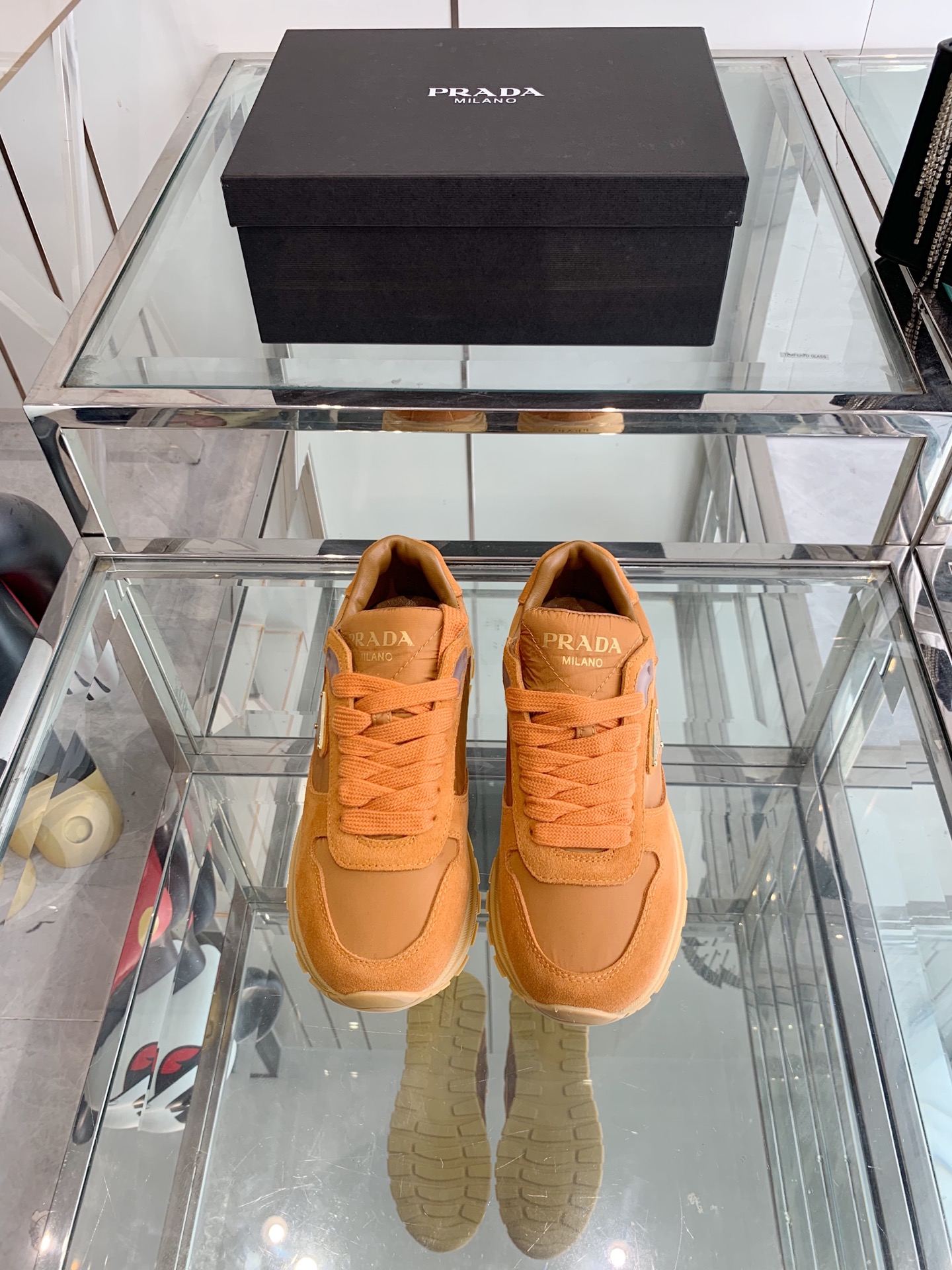 NO:387879,Prada 25ss Spring and summer new triangle logo sneakers, high merceration and imported breathable cloth splicing contrast color, good detail, triangle logo embellishment, simple and high-end!  The key is that the legs are long and the legs are easily lengthened!  A complete height-enhancing artifact, full set of packaging, original mold opening sole, size 35-40 (customized for 40), casual shoes/sports shoes, prada, prada, sneakers19860909Prada普拉达 25ss 春夏新款三角标运动鞋 高丝光和进口透气布拼接撞色,细节感跟好 三角标点缀,简单高级！ 关键上脚超显腿长,轻松拉长腿部显腿！妥妥的增高神器 全套包装 原版开模大底 码数35-40（40定做）,休闲鞋/运动鞋,prada,prada,sneakers,Women's Shoes