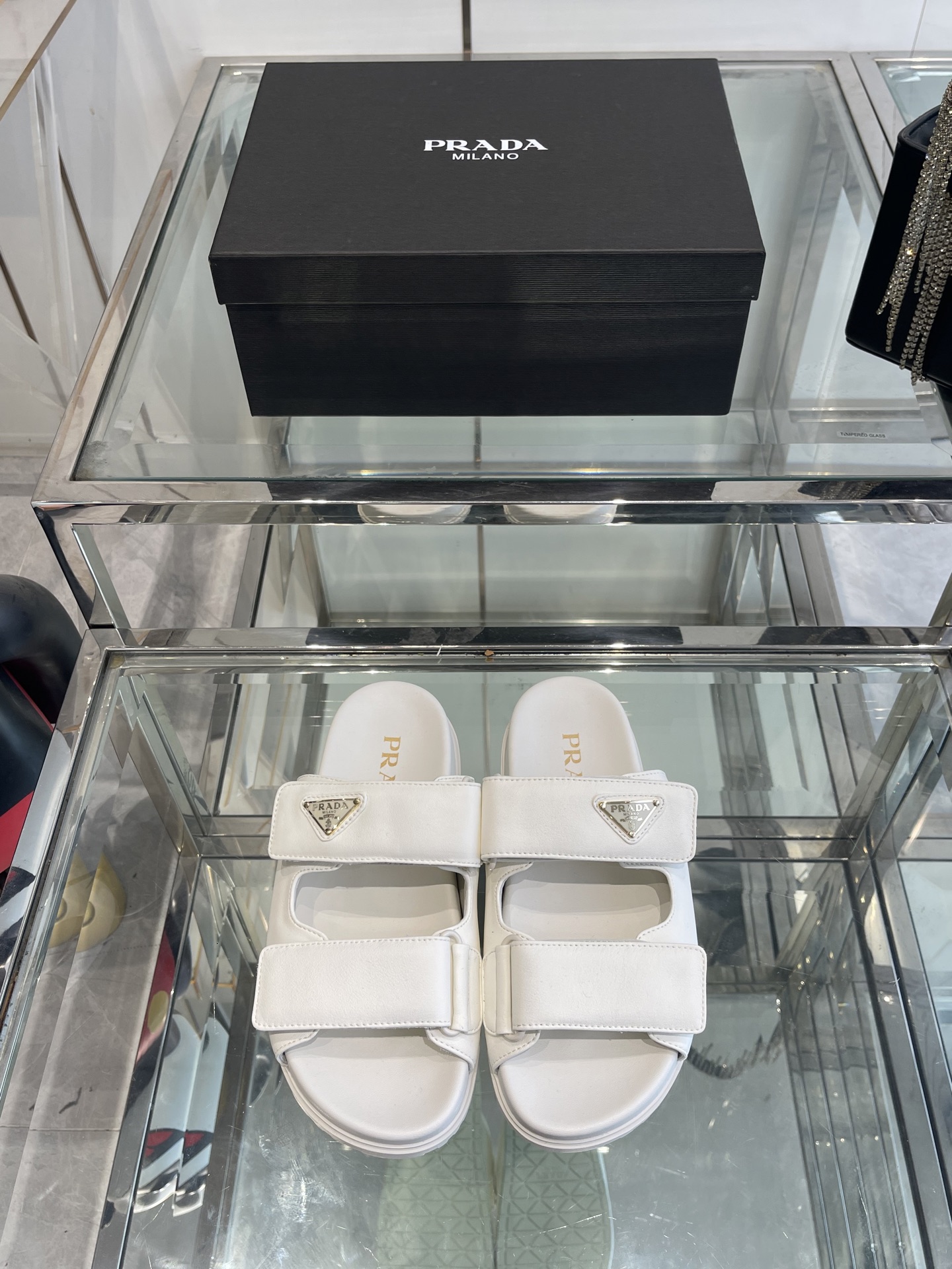 NO:387927,PRADA 25ss Spring and Summer New Cowhide Ten Rubber Sole Sandals I remembered the Velcro sandals that my classmates wore when I was a child. The classic design is never out of date. While choosing shoes, comfort is the most important thing. The flat design of this shoe is non-slip and wear-resistant. It is versatile and fashionable when traveling in spring and summer. It is versatile and cool. Dopamine must have colors for summer~ Upper cowhide inner cowhide, outsole TPU foaming sole Size 35-40 (40 customized), slippers, prada, slippers, cowhide19860909PRADA 25ss 春夏 新款 牛皮十橡胶底的凉拖鞋 想起了小时候上学同学们穿的魔术贴涼鞋仁 经典设计,永不过时.选鞋子注重美观的同时,舒适是最重要的,这款鞋子平底设计,防滑耐磨 春夏出行百搭时尚,百搭炫酷,多巴胺夏天必备色～ 鞋面牛皮 内里牛皮 大底TPU发泡大底 码数35-40（40订做）,拖鞋,prada,slippers,cowhide,Women's Shoes