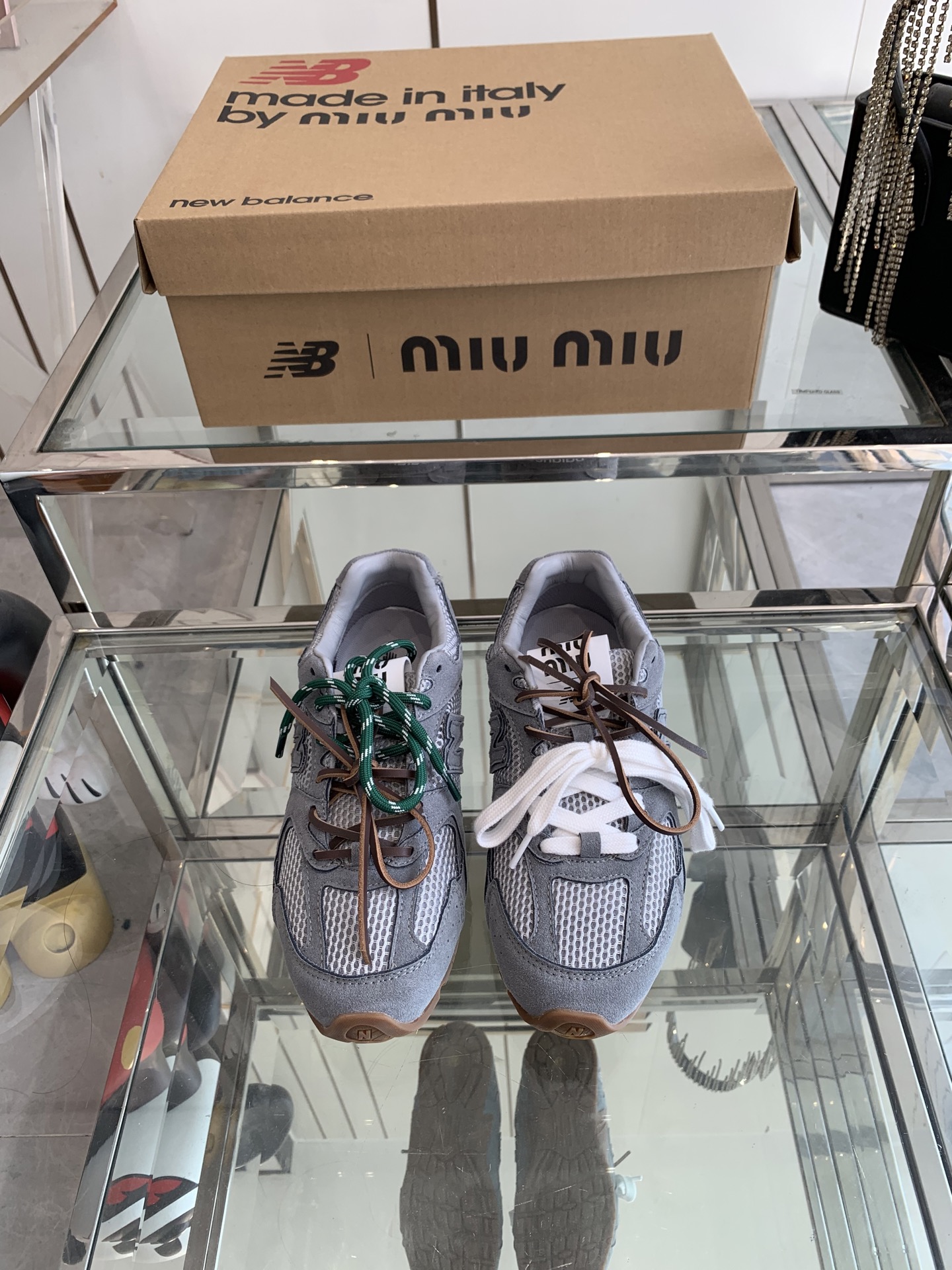 NO:387910,Miu Miu X New Balance Early Spring Festival joint show style is super invincible and popular [Perfect] No matter how you wear it, please don’t miss this pair of 530 series sneakers. It’s very easy to match!  Imported fabric mesh fabric/split patent leather, heel inner breathable water dyed beef lining, original TPU non-slip sole, shoelace specific two-color shoelaces plus genuine leather tailoring shoelaces complex workmanship, size 35-41 (40 41 customized), casual shoes/sports shoes, miumiu, sneakers19860909Miu Miu X New Balance 早春联名走秀款 超级无敌大热门[得意]无论你如何穿搭请都不要放过这一双530系列的运动鞋 非常好搭配！ 面料进口网布/拼接漆皮 后跟内里透气水染牛里 大底原版TPU防滑大底 鞋带特定双色鞋带加真皮裁条鞋带做工复杂 码数35-41（40 41定做）,休闲鞋/运动鞋,miumiu,sneakers,Women's Shoes