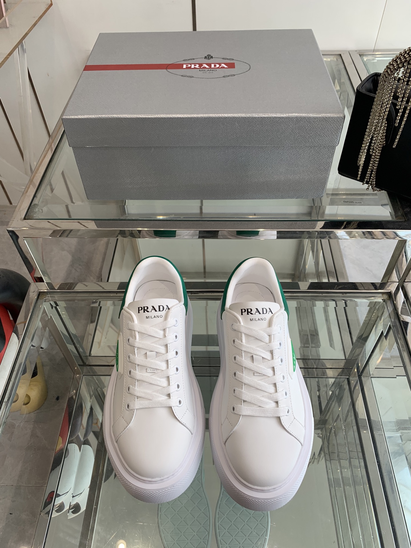 NO:387935,Prada 25ss new casual white shoes couple style P home fashionable white shoes, reprint launch, high-quality shipment, elegant and generous, comfortable on the feet, super classic, super light and comfortable on the feet, fabric thick cowhide inside, water dyed sheepskin inner lining + genuine leather foot padding large sole EVA outsole size 35-45 (four 40 customized for men 45), casual shoes/sports shoes, prada, prada, sneakers, cowhide, sheepskin19860909Prada 普拉达 25ss新款 休闲小白鞋 情侣款 P家时尚小白鞋,重版推出、高品质出货,优雅大方、上脚舒适、超级经典,上脚超轻超级舒适 面料丝稠牛皮 内里水染羊皮内里＋真皮垫脚大底EVA大底 码数35-45（女40 男45定做）,休闲鞋/运动鞋,prada,prada,sneakers,cowhide,sheepskin,Women's Shoes