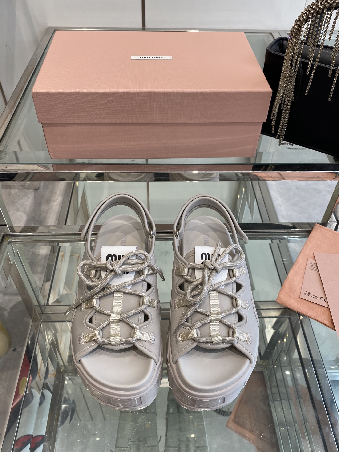 NO:387803,Miu Miu 25ss new thick-soled sandals. Miu Miu's new model is now on the show!  It looks good, not only heighten, but also not heavy. This shoe is highly recommended to wear, it is also very easy to wear. There is also a small brand of Miu Miu logo on the shoelaces, which adds a little more agility... Imported upper lycra, imported lily, imported lilycra, outsole, Ev foam sole, size 34-40 (customized for 40), sandals, miumiu, sandals19860909Miu Miu 缪缪 25ss新款厚底凉鞋 缪缪新款今年设计师开挂啦！好好看,不仅增高,底也不沉,这款鞋子强烈推荐上脚,也太好穿了吧,鞋带上还有Miu Miu logo的小名牌,更添加一丝灵动… 鞋面进口莱卡 内里进口莱卡 大底,Ev发泡大底 码数34-40（40定做）,凉鞋,miumiu,sandals,Women's Shoes