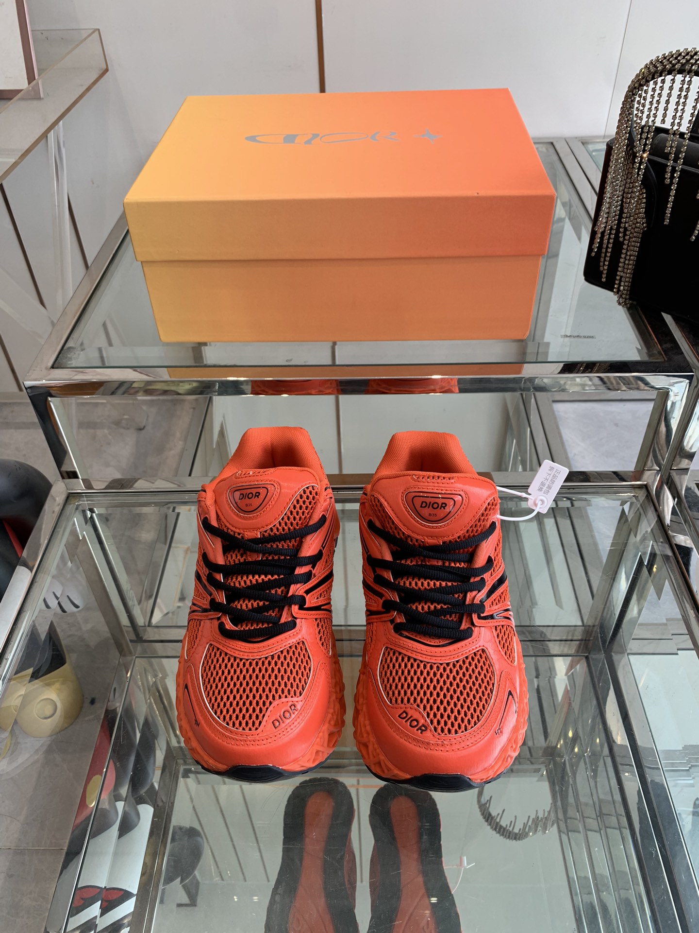 NO:387880,Dior x Kaws Co-branded B35 Capsule Couple Series Hollow Mesh Original Purchase and Development Made This new sneaker, called B35 NXT, uses 3D printing technology to make a hollow sole, and the body part is a dad shoe style mesh splicing and smooth line layout that fits the current aesthetics, integrating retro millennial and modern technology sense. And from the currently exposed version, this new shoe also offers different style color schemes such as bright color system, dark color system, and retro low saturation color system, which has very good compatibility in different styles. New shoes that combine cutting-edge technology and retro aesthetics Fabric: Original custom imported mesh + technology fabric Custom imported breathable mesh Sole original open mold anti-slip rubber material Sole thickness 6CM  Size 35-44, casual shoes/sports shoes, dior, dior, sneakers19860909Dior x Kaws迪奥 联名款B35胶囊情侣款 系列 镂空 网面 原版购入开发 做货 这款名为B35 NXT 的新款运动鞋 采用了 3D打印技术制成镂空式鞋底,鞋身部分则是十分契合当下审美的老爹鞋样式网面拼接与流畅线条布局,将复古千禧感与现代科技感浑然融为一体；且从当前已曝光的版本来看 这双新鞋款还提供了亮色系、暗色系,以及复古低饱和色系等不同风格配色方案选择,在不同风格造型中都有着十分不俗的兼容性.将前沿科技与复古审美相结合的鞋履新作 面料:原版定制进口网面+科技面料 内里定制进口透气网里 鞋底原版开模防滑橡胶材质 底厚6CM 码数35-44,休闲鞋/运动鞋,dior,dior,sneakers,Women's Shoes