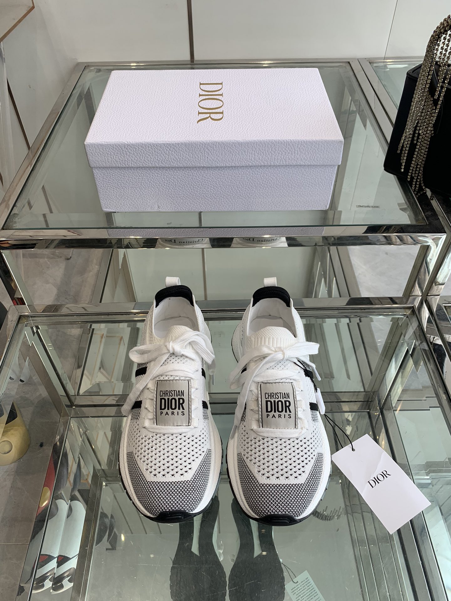 NO:387889,Dior 2025 new Run'n mesh flying knit sneakers reinterpret the sporty style with an elegant and fashionable look. The upper is carefully crafted with gray mesh fabric, and the laces and heels are decorated with the Christian Dior Paris logo. The exquisite two-color sole is light and soft, which adds a high-order temperament to all kinds of casual looks. The upper is original mold-opening flying knit fabric breathable and comfortable inner footbed mesh fabric/reverse velvet sheepskin sole TPU absorbent film anti-slip sole Size 35-45 (for women 40, customized for men 45), casual shoes/sports shoes, dior, sneakers, sheepskin19860909Dior 2025新款Run'n网眼飞织运动鞋 以优雅时尚的造型重新演绎运动风格.鞋面采用灰色网眼织物精心制作,鞋带和鞋跟饰以Christian Dior Paris标志.精致的双色鞋底轻盈柔软,可为各式休闲造型增添高订气质. 鞋面原版开模飞织面料 透气舒适 内里垫脚网眼织物/反绒羊皮 鞋底TPU吸膜防滑大底 码数35-45（女40 男45定做）,休闲鞋/运动鞋,dior,sneakers,sheepskin,Women's Shoes