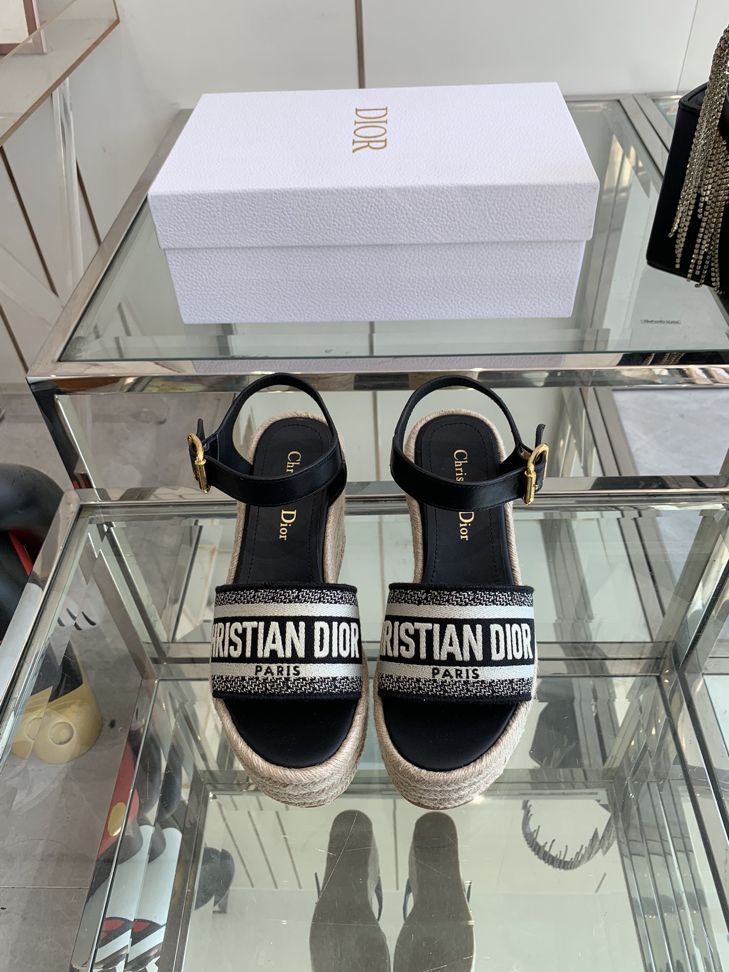 NO:387893,Dior 25ss summer high-end new style thick-soled slippers are simple and super versatile. They are perfect and luxurious to match with spring and summer clothing at will. The feel of the feet is even more comfortable!  The original material is perfectly replicated. The original disassembled mold. The original fabric is customized cowhide. The inner lining is customized sheepskin. The foot pad is customized sheepskin. The original woven wedge outsole. The heel height is 9.5cm. The number of 35-41 (40 41 custom made), sandals, dior, dior, sandals, slippers, cowhide, sheepskin19860909Dior 迪奥 25ss 夏季高版本新款 厚底拖鞋 简约超级百搭. 上脚完美奢华可任意搭配春夏服饰. 脚感更是舒适！材质原版完美复刻. 原版拆解开模. 面料原版定制牛皮 内里原版定制羊皮 垫脚原版定制羊皮 大底原版编织坡跟大底 跟高9.5cm 码数35-41（40 41定做）,凉鞋,dior,dior,sandals,slippers,cowhide,sheepskin,Women's Shoes