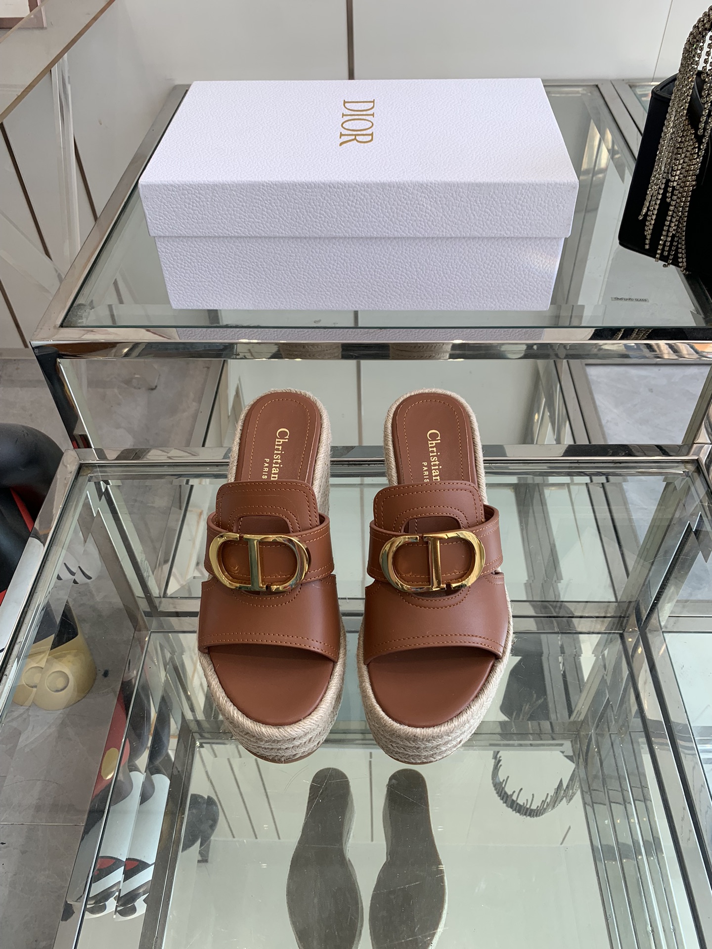 NO:387867,Dior 25ss summer high-end new style thick-soled slippers are simple and super versatile. They are perfect and luxurious to match with spring and summer clothing at will. The feel of the feet is even more comfortable!  The original material is perfectly replicated. The original disassembled mold is detached. The original fabric is customized cowhide. The inner lining is customized sheepskin. The foot pad is original customized sheepskin. The original braided wedge outsole. The heel height is 9.5cm. The number of 35-41 (40 41 customized). Slippers, dior, dior, slippers, cowhide, sheepskin.19860909Dior 迪奥 25ss 夏季高版本新款 厚底拖鞋 简约超级百搭. 上脚完美奢华可任意搭配春夏服饰. 脚感更是舒适！材质原版完美复刻. 原版拆解开模. 面料原版定制牛皮 内里原版定制羊皮 垫脚原版定制羊皮 大底原版编织坡跟大底 跟高9.5cm 码数35-41（40 41定做）,拖鞋,dior,dior,slippers,cowhide,sheepskin,Women's Shoes