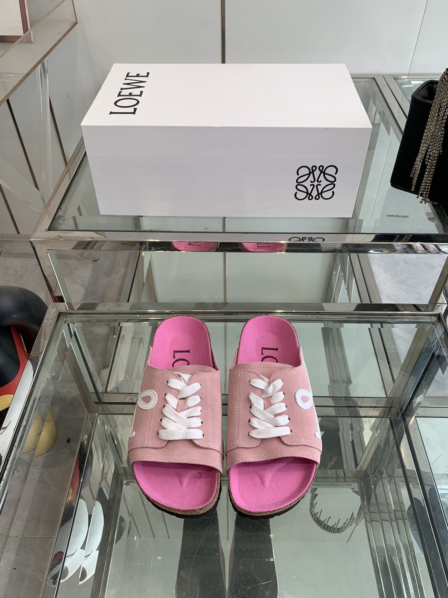 NO:387851,LOEWE 25ss Spring and Summer New Couple Style Boken Slippers It's really hard to find shoes, it's really super good-looking, sisters make me Boken full shoes Leather suede double buckle Fashion casual flat shoes Cowhide Suede soft texture with adjustable shoe buckle to improve wear comfort The upper uses original imported Niujing Inner footbed Niujing Sole original customized rubber outsole Size 35-44 (40 for women and 45 for men), slippers, loewe, loewe, flats, slippers, cowhide19860909LOEWE 罗意威 25ss春夏新款 情侣款 博肯 拖鞋 真的一鞋难求,真的超级好看,姐妹们给我冲 博肯全鞋 皮革绒面双扣时尚休闲平底鞋 牛皮绒面革质地柔软搭配可调节鞋扣提升穿着舒适度 鞋面采用原版进口牛京 内里垫脚牛京 鞋底原版定制橡胶大底 码数35-44（女40 男45定做）,拖鞋,loewe,loewe,flats,slippers,cowhide,Women's Shoes