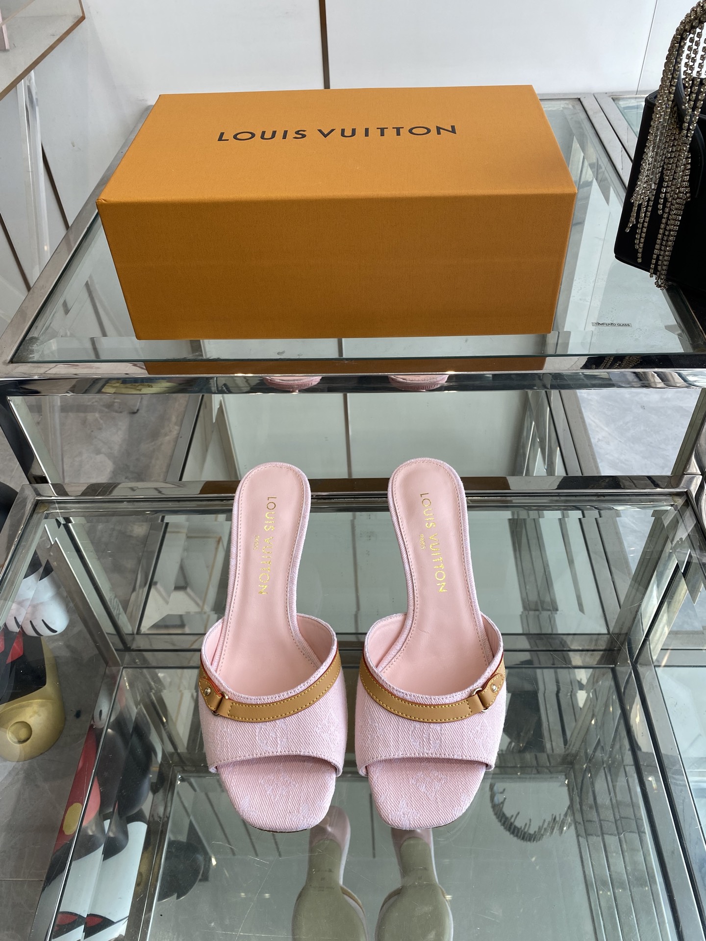 NO:387861,Louis vuitton co-branded Murakami 25ss new arrival~ L's 24 spring and summer tannin cat heels flat slippers The just-made kitten heel is sexy and comfortable, full of the full emotional value that beautiful summer shoes can give. The sandals are also very well-behaved and beautiful!  Upper Original open mold denim/imported cowhide sheepskin lining genuine leather outsole size 35-41 (40 41 custom made), high heels slippers, louis vuitton, louis vuitton, sandals, high heels, slippers, cowhide, sheepskin, Leather soles19860909Louis vuitton 联名 Murakami 25ss new arrival～ L家24春夏单宁猫跟 平底 拖鞋 刚刚好的小猫跟,性感舒适,拉满了夏日美鞋能给的满分情绪价值 凉鞋的造型也很乖巧好看呀！ 鞋面 原版开模牛仔布/进口牛皮 羊皮内里 真皮大底 码数35-41（40 41定做）,高跟鞋拖鞋,louis vuitton,louis vuitton,sandals,high heels,slippers,cowhide,sheepskin,Leather soles,Women's Shoes