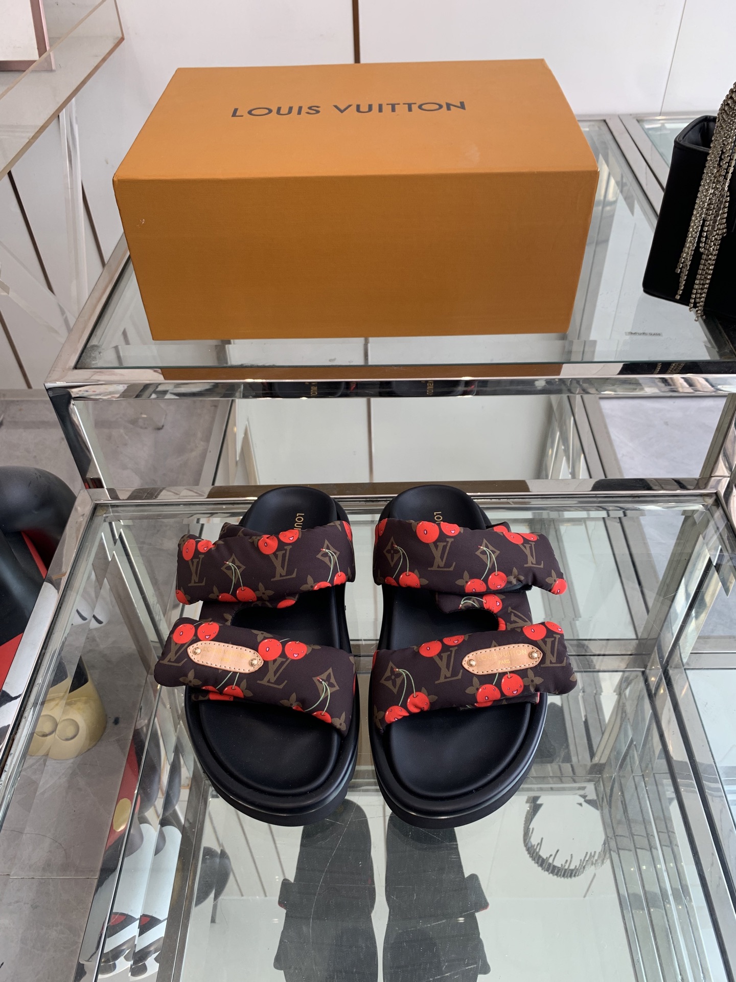 NO:387922,LV 2025 hit, embossed logo, embossed sandals, Pool Pillow Comfort, flat sandals, material technology fabric, reinterpreted with high-frequency imprinting technology, Monogram pattern, soft padded upper with adjustable Velcro, comfortable and tough insole, added harmonious color, original customized technology fabric, soft sheepskin, original molded rubber foamed sole, size: 35-45 (for women, 40 men, customized), slippers, louis vuitton, slippers, sheepskin19860909LV 2025爆款 浮雕logo 压花 凉拖鞋 Pool Pillow Comfort 平底凉拖取材科技织物 以高频压印技术重绎 Monogram 图案 柔软加垫鞋面搭配可调节魔术贴 舒适韧性鞋垫再添和谐色彩 面料原版定制科技织物 内里柔软羊皮里 原版开模橡胶发泡大底 码数: 35-45（女40 男45订做）,拖鞋,louis vuitton,slippers,sheepskin,Women's Shoes