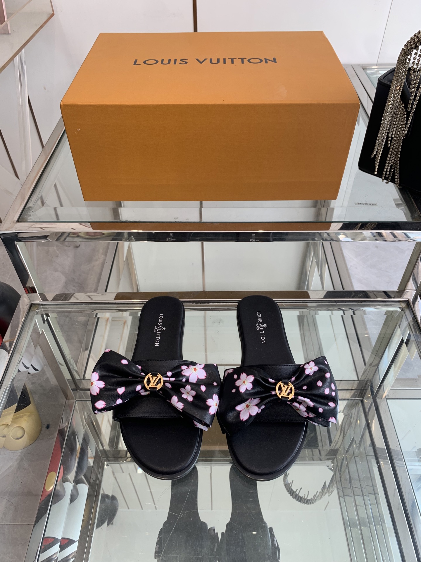 NO:387930,LV 25ss Spring and Summer New Beach Slippers Full of high-end feel, retro and fashionable, beautiful and beautiful on the feet Original custom leather Neli Rubber combination high-end outsole Size: 35-42 (35.40.41.42. Custom made), slippers, louis vuitton, slippers19860909LV 25ss春夏新款 新款沙滩拖鞋 高级感十足 复古又时髦 上脚美炸了 原版订制皮料 内里牛里 橡胶组合高端大底 码数: 35-42（35.40.41.42.定做）,拖鞋,louis vuitton,slippers,Women's Shoes