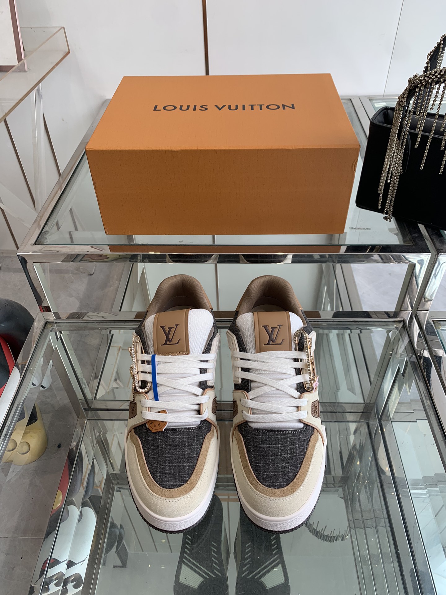 NO:387864,370 new accessories LV TARINE LV Vuitton L home sneakers skateboard shoes couples original purchase and development Made this LV Trainer sneakers are made of cowhide leather to create complex uppers, which require hours of ingenious sewing to complete. The classic configuration is from Virgil Abloh, showing the inspiration of retro basketball shoes Fabric: Original custom-made top layer cowhide Inner: Original custom breathable net Outsole: Original open-mode two-color TPU combination sole Size 35-44, casual shoes/sports shoes, louis vuitton, louis vuitton, louis vuitton, louis vuitton, louis vuitton, sneakers, cowhide19860909370 配饰全新版面 LV TARINE路易威登L家运动鞋 滑板鞋 情侣款 原版购入开发 做货 本款LV Trainer 运动鞋选用牛皮革塑造繁复鞋面,需要数小时的匠心缝制方可完成.经典构型出自 Virgil Abloh 之手,展现复古篮球鞋的灵感启发 面料: 原版定制头层牛皮 内里: 原版定制透气网里 大底: 原版开模双色TPU组合大底 码数35-44,休闲鞋/运动鞋,louis vuitton,louis vuitton,louis vuitton,sneakers,cowhide,Women's Shoes