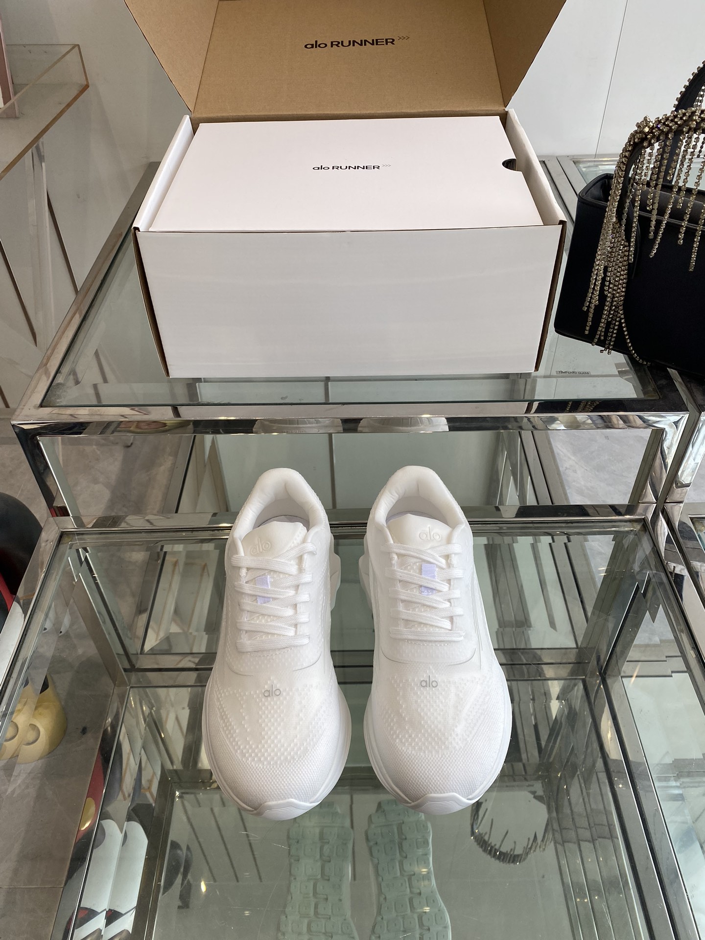 NO:387872,alo 25ss summer new model, thick sole casual RUNNER sports running shoes, couples alo understands girls better than Nike, super versatile and super comfortable. Thick sole style but not heavy at all on the feet. Thick sole style is comfortable and lightweight. The sole cover looks better. The foot height is increased to make your legs look thinner!  The same style as the celebrity is recommended~ Super suitable for small girls~ The shoes are also classic color-blocking and contrasting colors with the delicate leather texture of the upper upper. The upper material is original mold opening process mesh. The outsole IP foaming ultra-clear material/bottom rubber non-slip size for women 35-40. The women's model is 40. The men's model is 45. The men's model is 45. The casual shoes/sports shoes, sneakers19860909alo 25ss夏季新款 厚底 休闲 RUNNER 运动跑步鞋 情侣款  alo比耐克更懂女生 上脚超级百搭 超级舒适.厚底款但是上脚一点都不沉重 厚底舒适非常轻便 套上袜套搭配更好看 上脚增高显腿细！ 明星同款推荐～ 超级适合小个子女生～鞋子整体也是经典的拼色撞色设计搭配鞋面细腻的真皮纹路肌理感 鞋面材质原版开模工艺网面 大底IP发泡超清料/底片橡胶防滑 码数女35-40 女款40订做 男39-45 男款45订做,休闲鞋/运动鞋,sneakers,Women's Shoes