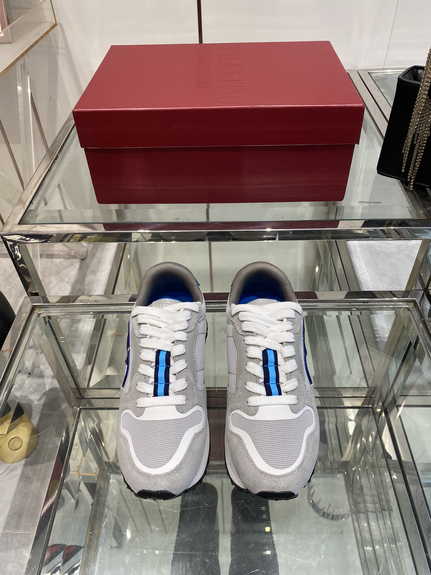 NO:387898,Valentino 25ss new casual, thick-soled dad shoes, couple sneakers, original purchase and development, making products, various colors are eye-catching, activate the charming sunny boy. The shoe design combines trendy and coolness with daily style, full of street feel!  Fabric: Original custom imported cowhide inner lining: imported breathable net Outsole: Original mold foam lightweight sole Size 35-45 (female 40, male 45 customized), casual shoes/sports shoes, valentino, valentino, sneakers, cowhide19860909Valentino 华伦天奴 25ss 新款休闲 厚底老爹鞋 情侣运动鞋 原版购入开发 做货 各种色彩搭配吸睛十足,激活魅力无限的阳光少年 鞋子设计将潮酷融合日常造型 街头感十足！ 面料:原版定制进口头层牛皮 内里:进口透气网里 大底:原版开模发泡轻便大底 码数35-45(女40 男45订做）,休闲鞋/运动鞋,valentino,valentino,sneakers,cowhide,Women's Shoes