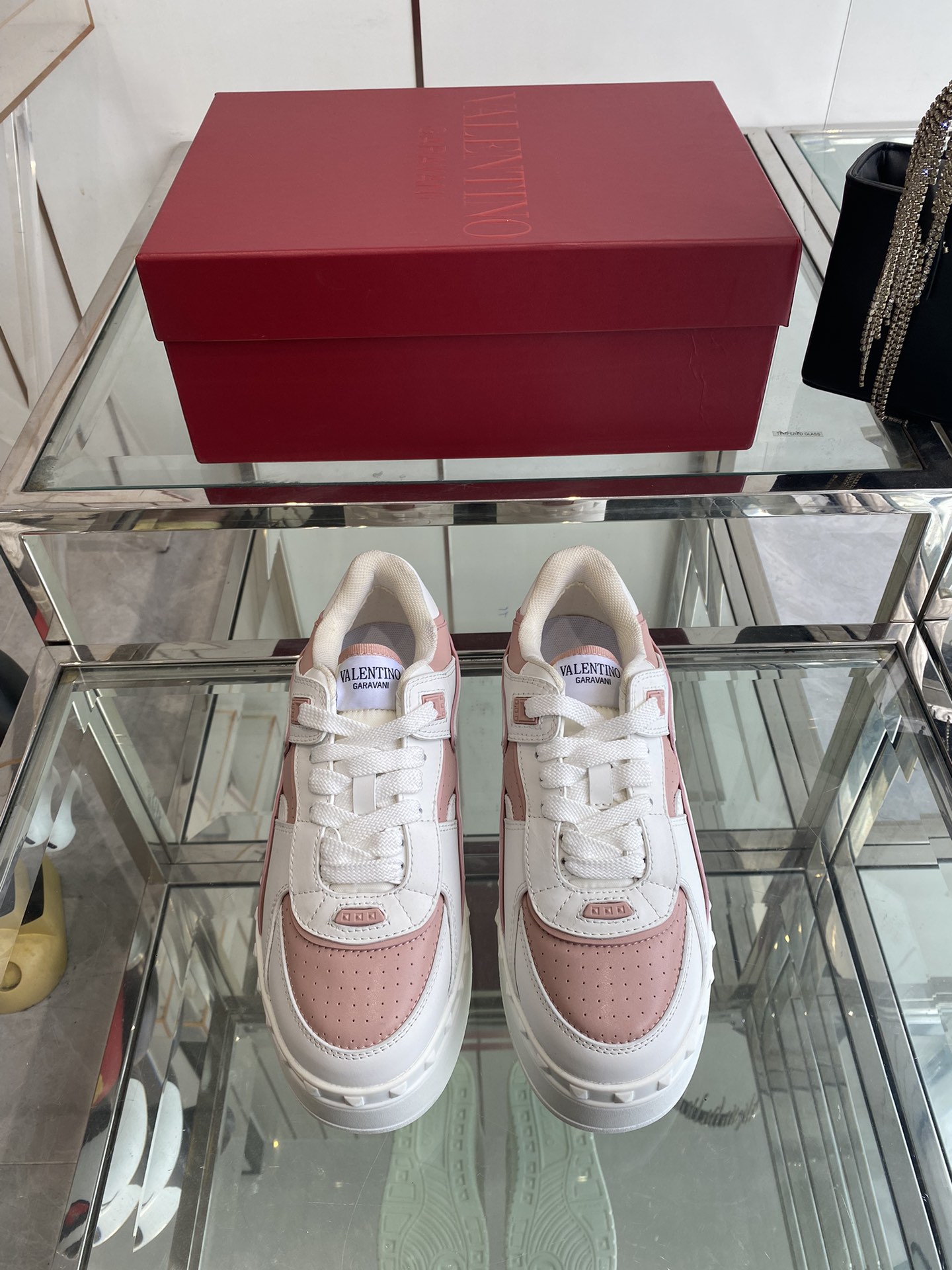 NO:387906,Valentino 25ss Early Spring Freedots Sports Shoes Thick-soled White Shoes Casual Shoes Tan Jianci's same style Comfortable and versatile Original purchase and development Pursuit of the highest quality All are made of original 1:1 materials, exclusive mold opening!  All details are strictly required, striving to be flawless. The counter is synchronized with a full set of packaging. Fabric: Customized cowhide, spliced ​​oil edges. Inner: dense roots and striped fabric. Outsole: original TPU material outsole. Comfortable and wear-resistant. Size 35-40 (40 customized), casual shoes/sports shoes, valentino, valentino, sneakers, cowhide19860909Valentino 华伦天奴 25ss早春 Freedots运动鞋 厚底小白鞋 休闲鞋 檀健次同款 舒适百搭 原版购入开发 追求最高品质 全部采用原版1:1材料制作,独家开模！ 所有细节严格要求,力求完美无瑕 专柜同步全套包装 面料:定制牛皮 拼接油边 内里:密根拉架条纹布 大底:原版TPU材质大底 舒适耐磨 码数35-40(40订做）,休闲鞋/运动鞋,valentino,valentino,sneakers,cowhide,Women's Shoes