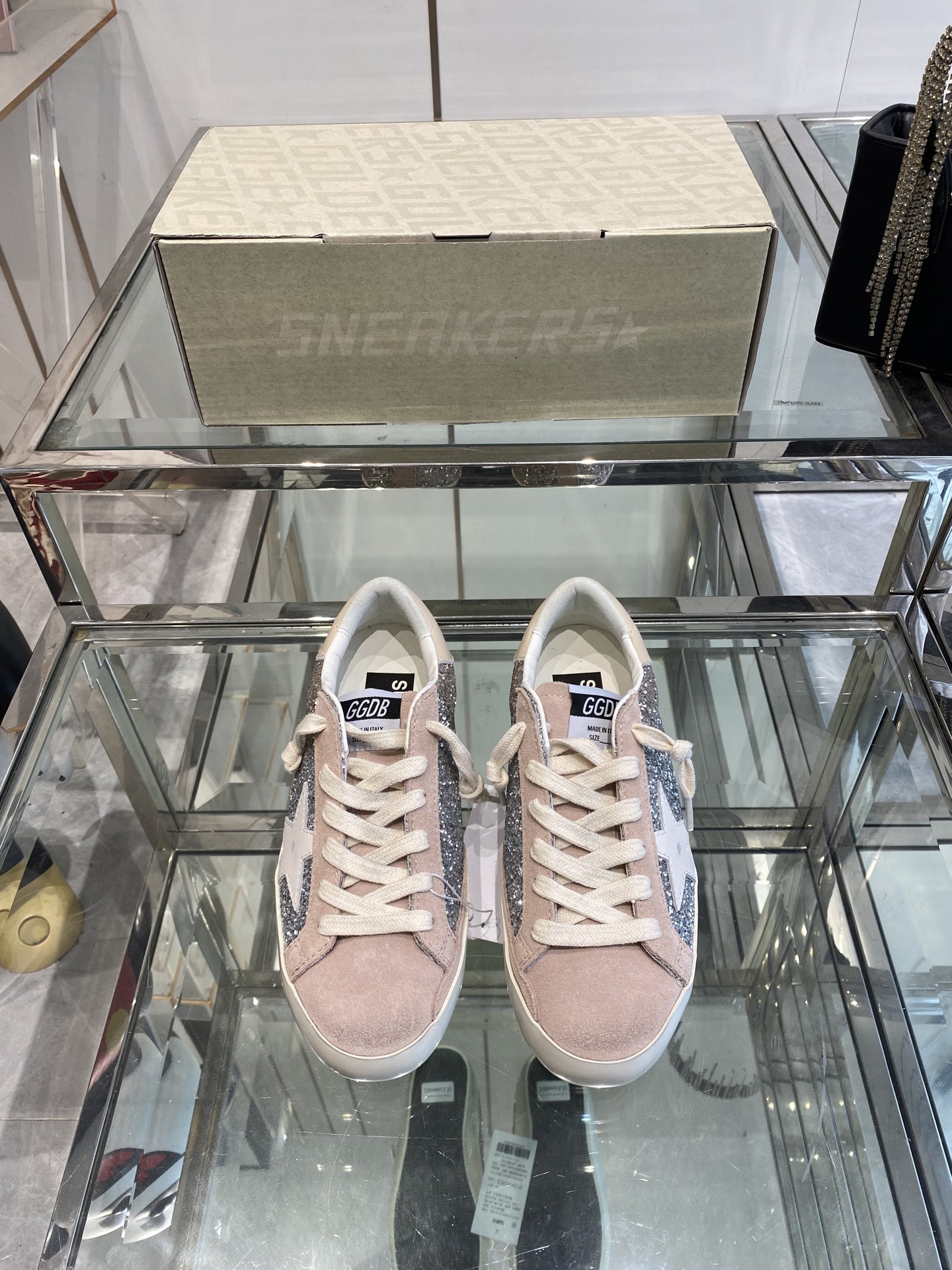 NO:387913,GGDB 25ss Spring and Summer New Style Classic Casual Small Dirty Shoes Series Breaking the Traditional Aesthetics Small Dirty Shoes Have a demonstration of celebrity private clothes. It's so versatile. No need to worry about washing shoes anymore. Upper. Original custom cowhide. Inner. Towel + cowhide. Original mold opening. 3.5cm high-enhancing latex insole. Size 35-40 (40 customized), casual shoes/sports shoes, sneakers, cowhide19860909GGDB 25ss春夏季新款 经典 休闲小脏鞋系列 打破传统审美 小脏鞋做到了明星私服上脚示范 就是这么百搭 再也不用担心洗鞋的问题啦 鞋面 原版定制牛皮 内里 毛巾+牛皮垫脚  原版开模3.5cm内增高乳胶鞋垫 码数35-40（40订做）,休闲鞋/运动鞋,sneakers,cowhide,Women's Shoes