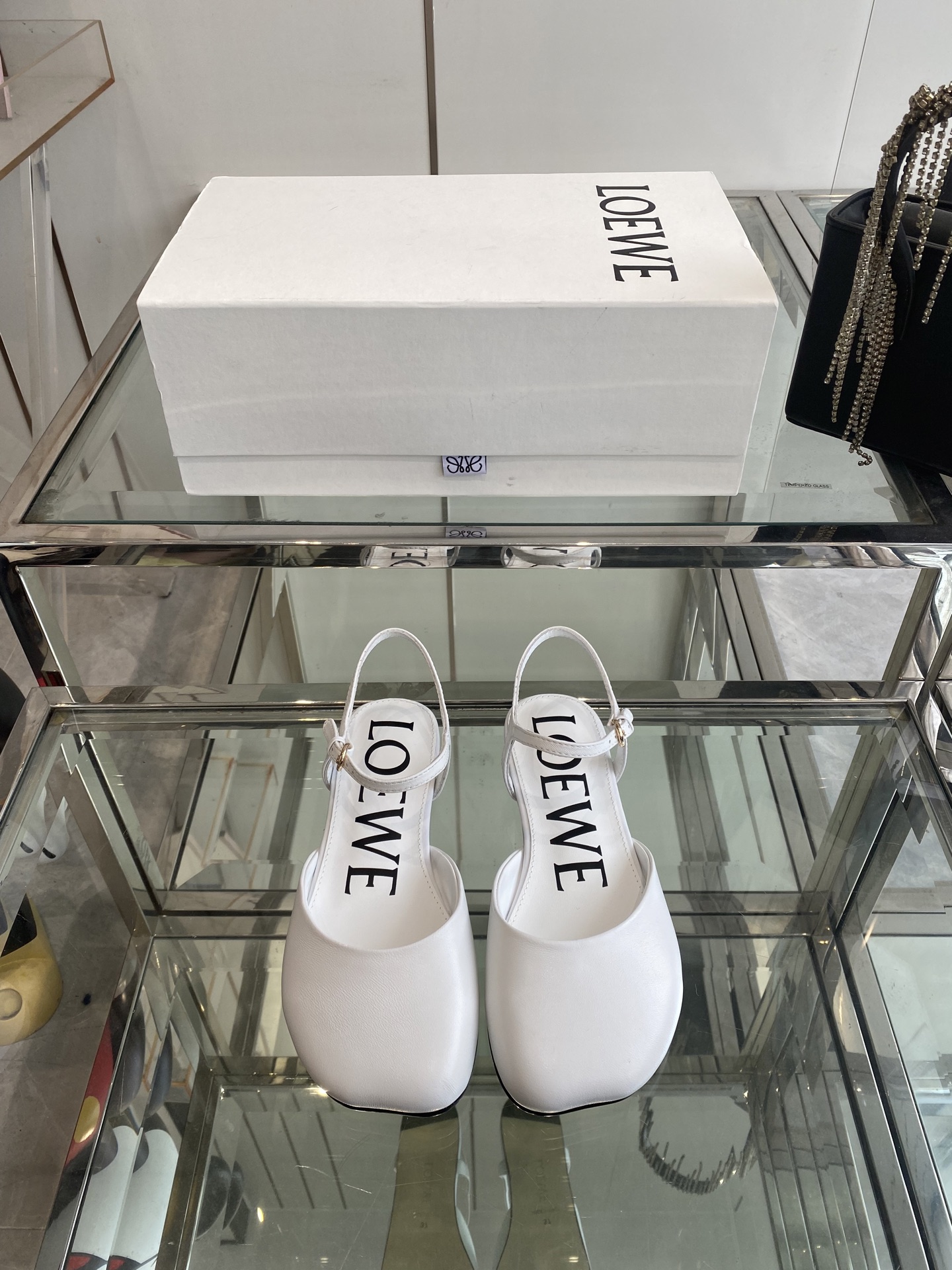 NO:387846,LOEWE 25ss Spring and Summer Latest Style Flats Fashion Sandals This year's popular brands. Many celebrity fashion bloggers plant grass. Little fairies who like this style must buy it. The toe-toe design is super flavorful. The upper is imported calfskin. Mixed-bred sheepskin. Italian leather outsole. Size: 35-40 (customized for 40), sandals, loewe, loewe, sandals, cowhide, sheepskin, Leather soles19860909LOEWE 罗意威 25ss春夏最新款 平底 时装凉鞋  今年超火的品牌 好多明星网红时尚博主种草 喜欢这种风格的小仙女必须要入手哦 鞋头大头的设计 超级有味道 鞋面采用进口小牛皮 内里混种羊皮 意大利真皮大底 码数: 35-40（40定做）,凉鞋,loewe,loewe,sandals,cowhide,sheepskin,Leather soles,Women's Shoes