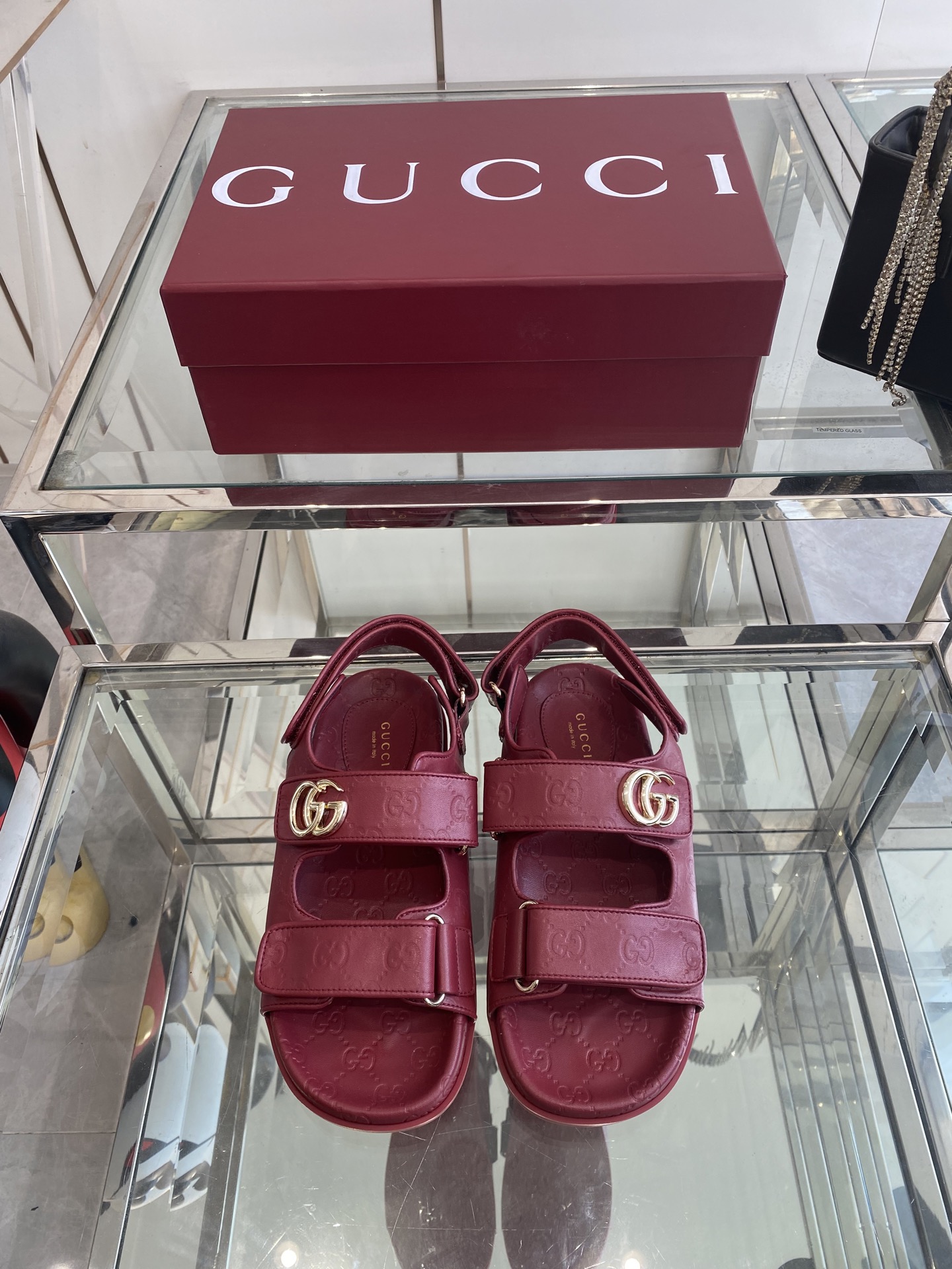 NO:387856,Gucci 25ss summer new product women's embossed GG sandals This sandal is made of GG leather ingeniously embellished with a discerning double G logo with light gold tones to inject a touch of exquisite and elegant atmosphere into the entire design Original custom cowhide/Yangjing Neili custom sheepskin Rubber outsole Size 35-41 (40.41. Custom made), sandals, gucci, sandals, cowhide, sheepskin, sheep19860909Gucci 25ss夏季新品女士压花GG凉鞋 这款凉鞋以GG皮革匠心打造 缀饰一眼可辨的双G标识 配以浅金色调配件 为整个设计注入一抹精致优雅气息 原版定制牛皮/羊京 内里定制羊皮  橡胶大底 码数35-41（40.41.定做）,凉鞋,gucci,sandals,cowhide,sheepskin,sheep,Women's Shoes