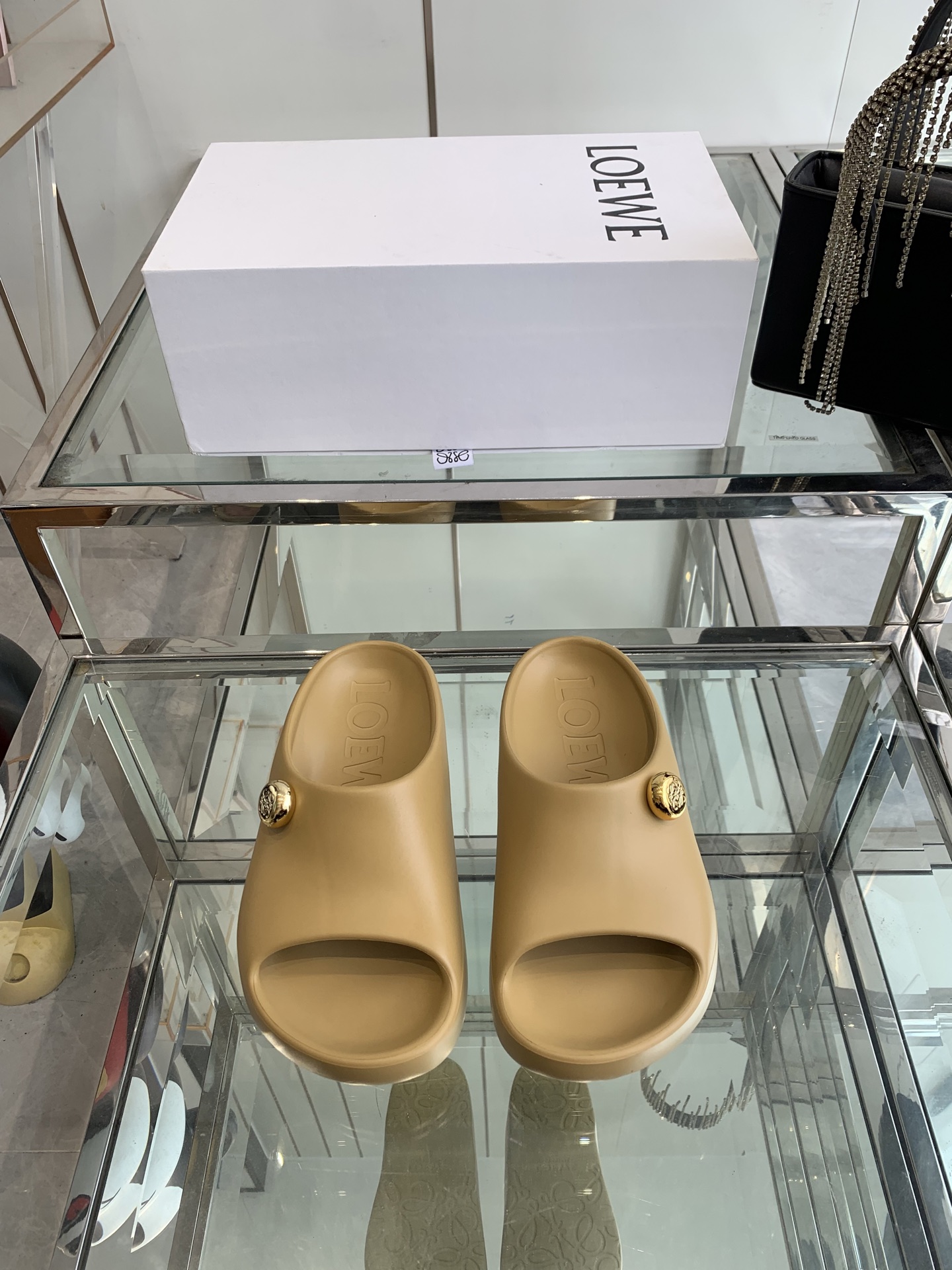 NO:387840,LOEWE New summer beach slippers sandals original purchase and development. Extremely comfortable, very recognizable, beautiful and practical, comfortable but not monotonous slippers. Upper: rubber integral molding Original metal buckle wear-resistant pu outsole size 35-41 (40.41 customized), slippers, loewe, loewe, slippers19860909LOEWE 罗意威 夏季新款 沙滩拖鞋 凉拖鞋 原版购入开发做货 舒适度极高,非常具有辨识度,美貌与实用并存舒适而不单调的拖鞋 鞋面:橡胶一体成型 原版 金属扣饰 耐磨pu大底 码数35-41（40.41 定做）,拖鞋,loewe,loewe,slippers,Women's Shoes