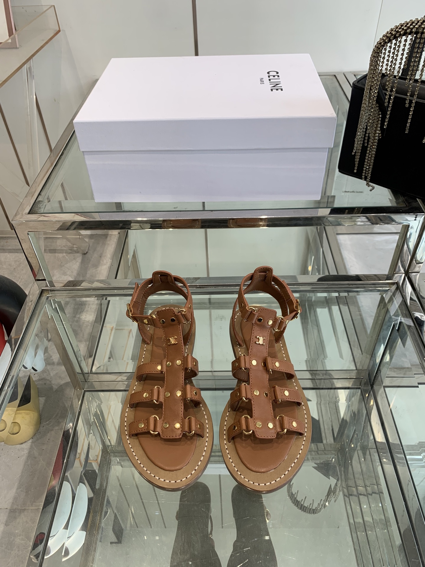 NO:387859,Celine 25ss New Sandals This season's Celine made me love it again once again. There are so many beautiful shoes in this season. This sandal is really invincible and easy to match!  The design is matched with the classic logo as an embellishment. The overall visual is particularly pleasing and easy to match. Imported cowhide, sheepskin inner, original molded rubber outsole. Size 35-40 (customized for 40), sandals, celine, celine, sandals, cowhide, sheepskin19860909Celine 25ss 新款凉鞋 这一季的赛琳又让我重新爱了它一次这季节美鞋太多 这款凉拖真是无敌好搭配！ 设计搭配经典的 logo 作为点缀整体视觉特别耐看又好搭配 进口 牛皮面 羊皮内里 原版开模橡胶大底 码数35-40（40定做）,凉鞋,celine,celine,sandals,cowhide,sheepskin,Women's Shoes