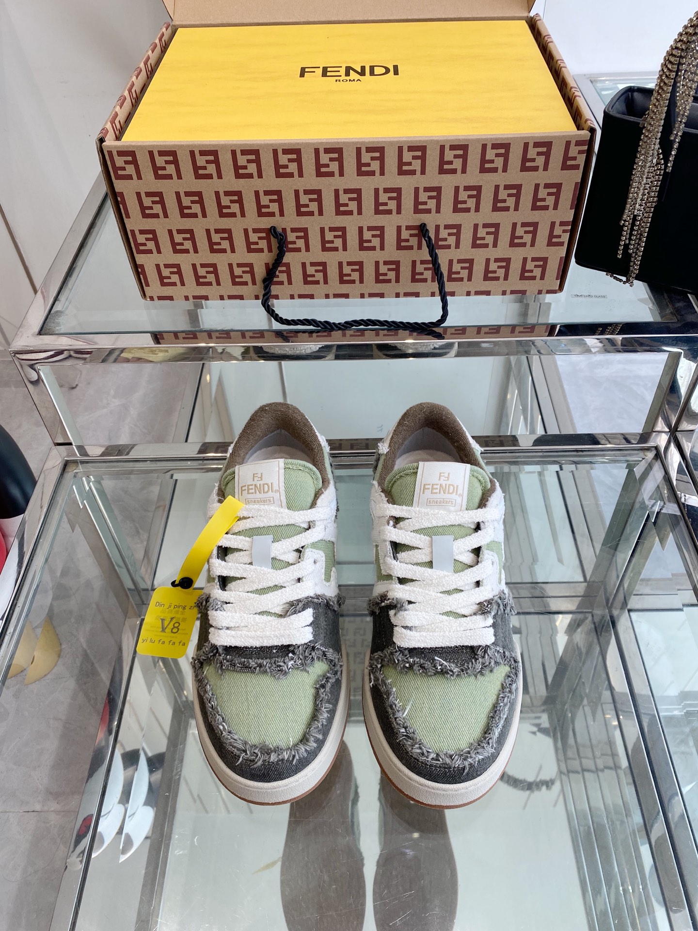 NO:387824,Fendi 25ss latest version Skateboard shoes Casual sneakers Upgraded new model Couple model full leather splicing FF retro design Super good looking and versatile upper cowhide surface splicing combination The side raised double F logo inner lining is breathable, lightweight, comfortable and versatile Original TPu outsole Size 35-45 (for women 40, customized for men 45), casual shoes/sports shoes, fendi, fendi, sneakers, cowhide19860909Fendi芬迪 25ss最新版面 滑板鞋 休闲运动鞋 升级新款 情侣款全皮面拼接 新鲜血液注入加FF复古的设计 超好看百搭 鞋面牛皮面拼接组合 侧面凸起的双F logo内里采用透气布里 轻便 舒适百搭 原版TPu大底 码数35-45（女40 男45订做）,休闲鞋/运动鞋,fendi,fendi,sneakers,cowhide,Women's Shoes