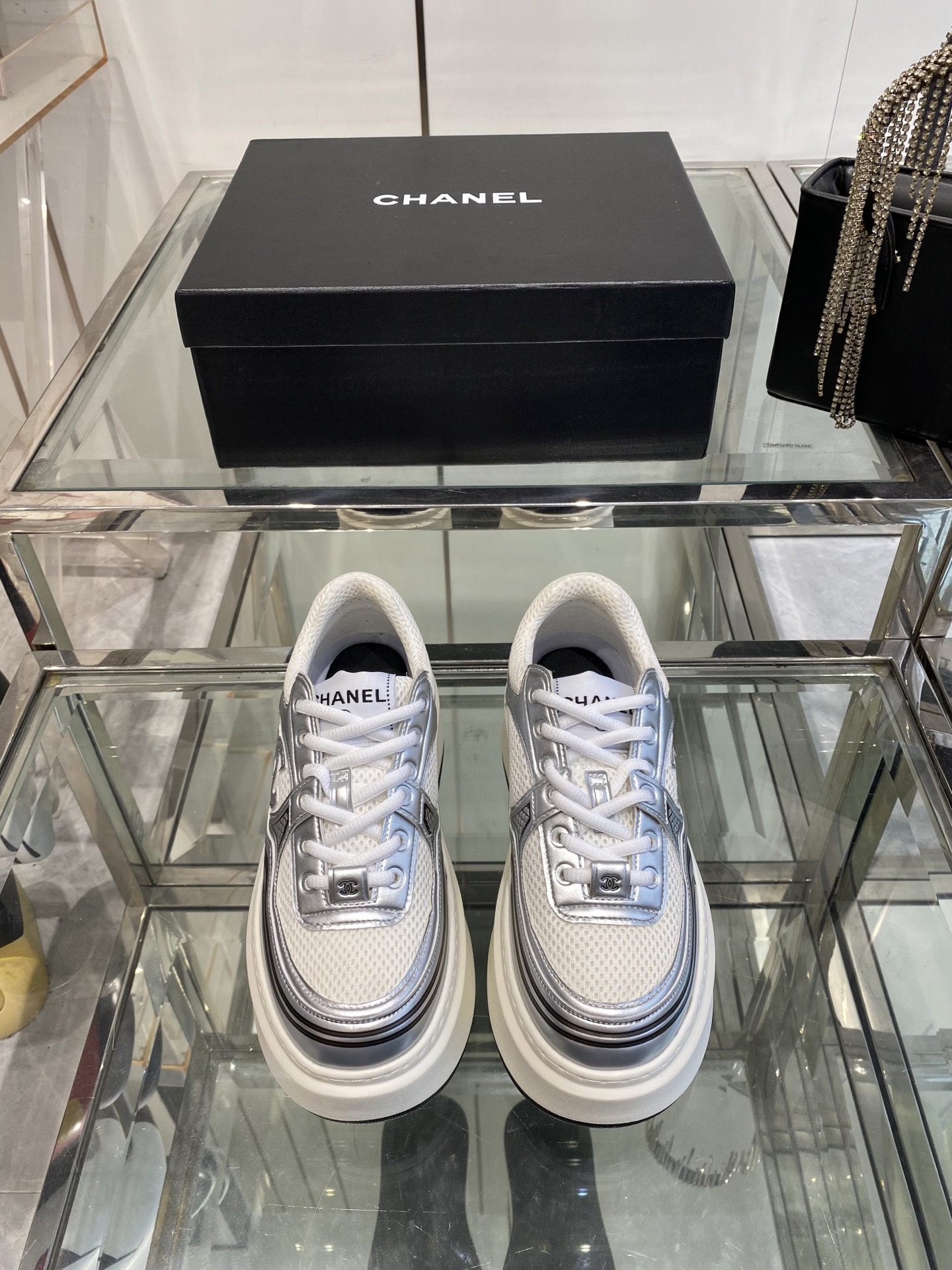 NO:387829,Chanel New Product Thick-soled Silver Sneakers Sneakers 2025 Spring Holiday Sneakers Inspired by Monaco's international seaside lifestyle to create a new sense of fashion The upper uses integrated molding materials Customized breathable mesh fabric in the inner lining Original open-model two-color outsole Size 35-40 (40 customized), casual shoes/sports shoes, chanel, chanel, alexander wang, sneakers19860909Chanel 香奈儿 新品 厚底银角大王 运动鞋  2025开春度假运动鞋 以摩纳哥国际化的海滨生活方式为灵感 打造一个全新的时尚感 鞋面采用一体化成型材料 内里定制透气网布 原版开模双色大底 码数35-40（40定做）,休闲鞋/运动鞋,chanel,chanel,alexander wang,sneakers,Women's Shoes