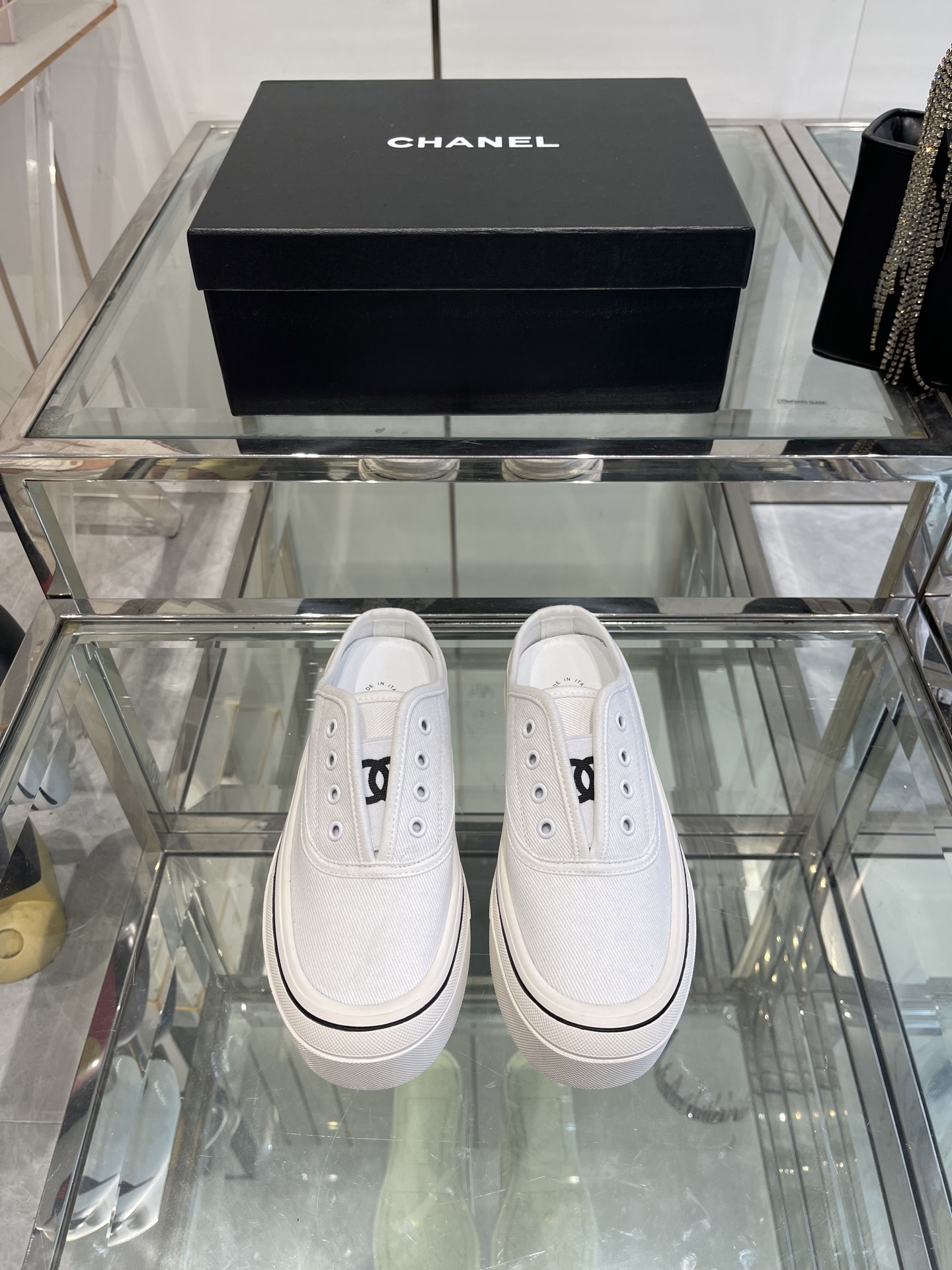 NO:387819,Chanel Chanel 25ss hidden medieval canvas shoes, semi-mopping style, full of Vintage, medieval replica canvas shoes suitable for spring and summer, black and white splicing is very Chanel, and socks is very retro, and the feeling of a college with socks is very retro. Size 35-39 (customized for 40), semi-mopping, chanel, chanel, socks19860909Chanel 香奈儿25ss隐藏中古款帆布鞋 半拖款 Vintage感满满 中古复刻款 帆布鞋适配春夏 黑白拼接就很Chanel 配合袜子就很复古学院的感觉 码数35-39（40定做）,半拖,chanel,chanel,socks,Women's Shoes