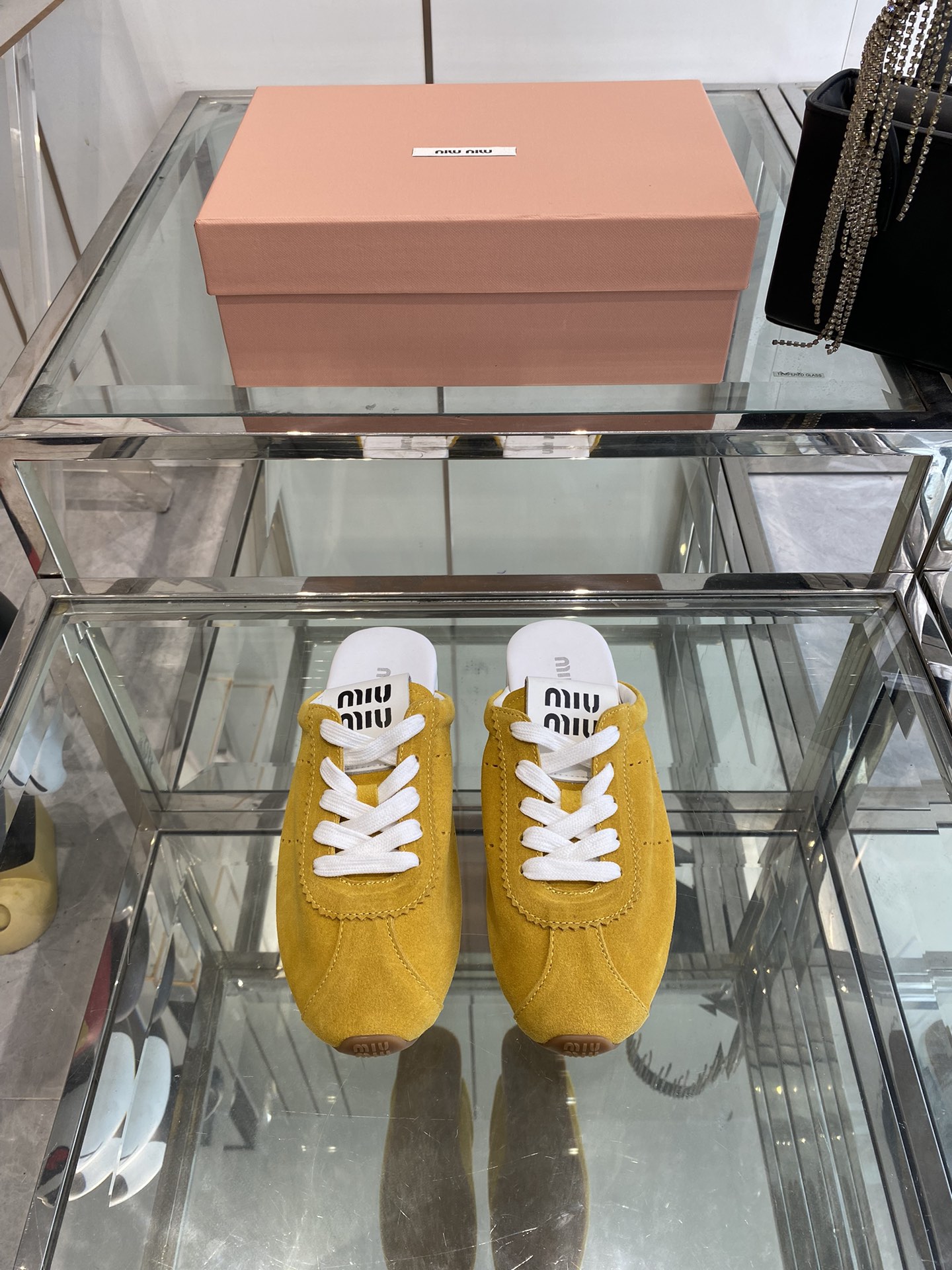 NO:387854,Miu Miu Miu 25ss spring and summer new style, semi-travel, German training shoes, official spring and summer show new style, fashionable and versatile, salty and sweet, not grinding at all, super age-reducing whether wearing barefoot or socks, super invincible and versatile, upper uses original imported beef velvet/original fabric, inner foot pad, sheepskin, original custom rubber outsole, size 35-40 (customized for 40.41), semi-travel, miumiu, sheepskin, socks19860909Miu Miu 缪缪 25ss春夏新款 半拖 德训鞋 官方春夏走秀新款 时髦百搭·即可咸又可甜·一点也不磨脚 无论光脚穿还是搭配袜子穿都超级减龄 超级无敌百搭 鞋面 采用原版进口牛反绒/原版布料 内里垫脚 羊皮 原版定制橡胶大底 码数35-40（40.41定做）,半拖,miumiu,sheepskin,socks,Women's Shoes