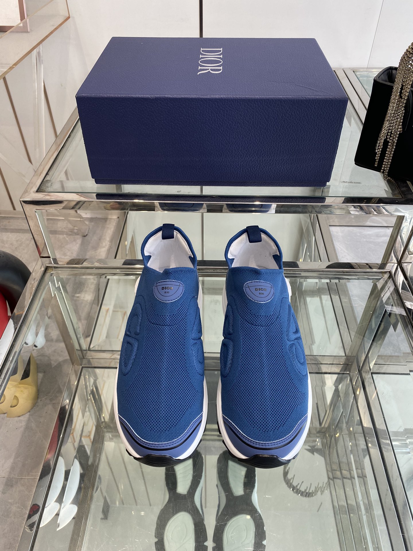 NO:387827,Dior B30 Series Countdown Flying Weaving Men's casual sneakers Fashionable and sporty style Putting out design highlights the novelty using black mesh fabric and technological fabrics Elaborately made of the side in the same tone CD30 logo The tongue is decorated with contrasting DiorB30 logo The back is decorated with CD logo The soft and breathable upper complements the light textured rubber sole and is decorated with various classic details. It is ideal for daily styling. It can be matched with various casual items to create exquisite shapes Original custom-made high-density fly weaving imported breathable mesh in the inner original mold opening IP foaming material Size: Men's 39-45 (45 46 customized), casual shoes/sports, dior, dior, sneakers19860909Dior迪奥 B30 系列 Countdown 飞织 男款休闲运动鞋 时尚而富有运动风范 套穿式设计彰显新意采用黑色网眼织物和科技面料精心制作 侧面饰以同色调 CD30 标志 鞋舌饰以对比鲜明的 DiorB30 标志 后侧则饰以 CD 标志 柔软透气的鞋面与轻盈的纹理效果橡胶鞋底相得益彰 饰以各种经典细节 是日常造型的理想之选 可与各式休闲单品搭配打造精致造型 面料原版定制定制高密度飞织 内里进口透气网面 原版开模IP发泡材质 码数: 男款39-45（45 46订做）,休闲鞋/运动鞋,dior,dior,sneakers,Women's Shoes