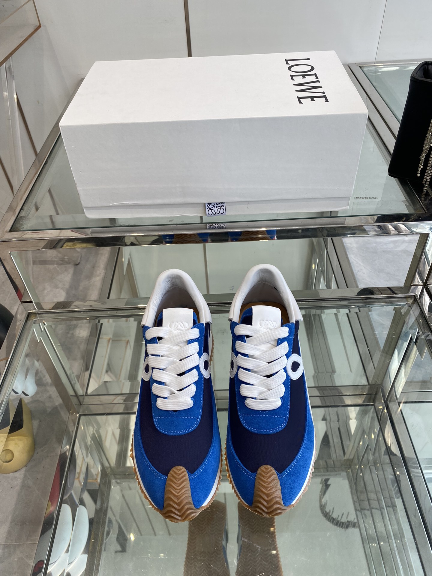 NO:387832,New version LOEWE Luo Yiwei The latest color-blocking color-blocking training shoes in early spring Forrest Gump shoes, white shoes, super popular, couples style, super good-looking, super versatile, super comfortable color-blocking splicing upper, very high-end hidden inner height 5cm!  The heel design is novel and soft and comfortable, and will be rated as the most comfortable rampage shoe of the year, like walking on the flat ground!  !  Original details!  The upper is spliced ​​from imported suede + cowhide + original cloth, cowhide foot pads, original customized abrasive combination sole!  Original packaging Size number for women 35-40 sizes for men 39-44, casual shoes/sports shoes, loewe, loewe, sneakers, cowhide, chamois leather19860909新版面 LOEWE 罗意威 早春最新内增高拼色德训鞋 阿甘鞋 小白鞋 超级火爆 情侣款 超级好看 超级百搭 超级舒服 拼色拼接鞋面 非常高级隐藏式内增高5cm！脚后跟设计新颖 柔软舒适,会被评为年度最舒适的暴走鞋 ,如履平地 ！！原版细节！ 鞋面由进口麂皮+牛皮+原版布拼接 牛皮垫脚 原版定制磨具组合大底！ 原包装 码数 女35—40码 男39-44,休闲鞋/运动鞋,loewe,loewe,sneakers,cowhide,chamois leather,Women's Shoes