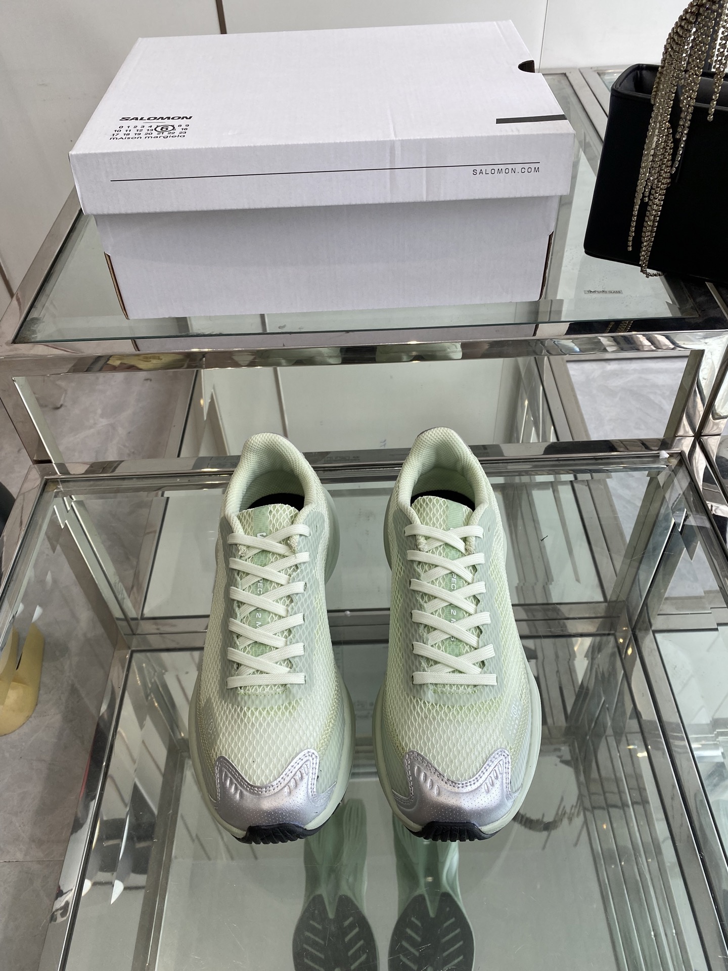 NO:391904,MM6 x SALOMON 25ss new product joint sports shoes Spectur 2 is a spring and summer series of shoes jointly developed by MM6 Maison Margiela and SALOMON. Based on the road running shoes Spectur 2, the upper is made of large hole mesh material and the same-colored pressing glue and cut sheet. The shoe side has both brand logos, covering polyester fiber, polyurethane, rubber, etc. The original foamed sole is light and comfortable. It is equipped with full-length carbon fiber board Energy Blade and Energy Foam cushioning system. The rear palm is thickened and widened. It has both propulsion, cushioning rebound and stability. Size 35-40 for women, 40-45 for men, casual shoes/sports shoes, masion margiela, sneakers19860909MM6 x SALOMON 25ss新品联名款 运动鞋 Spectur 2是MM6 Maison Margiela与SALOMON合作的春夏系列鞋款 以公路跑鞋Spectur 2为基础 鞋面采用大孔网眼材质搭配同色系压胶与裁片 鞋侧有双方品牌标识,材质涵盖聚酯纤维、聚氨酯、橡胶等 原版发泡大底轻便又舒适 它搭载全长碳纤维板Energy Blade与Energy Foam缓震系统 后掌加厚加宽 兼具推进力、缓震回弹与稳定性 码数女35-40 男40-45,休闲鞋/运动鞋,masion margiela,sneakers,Women's Shoes