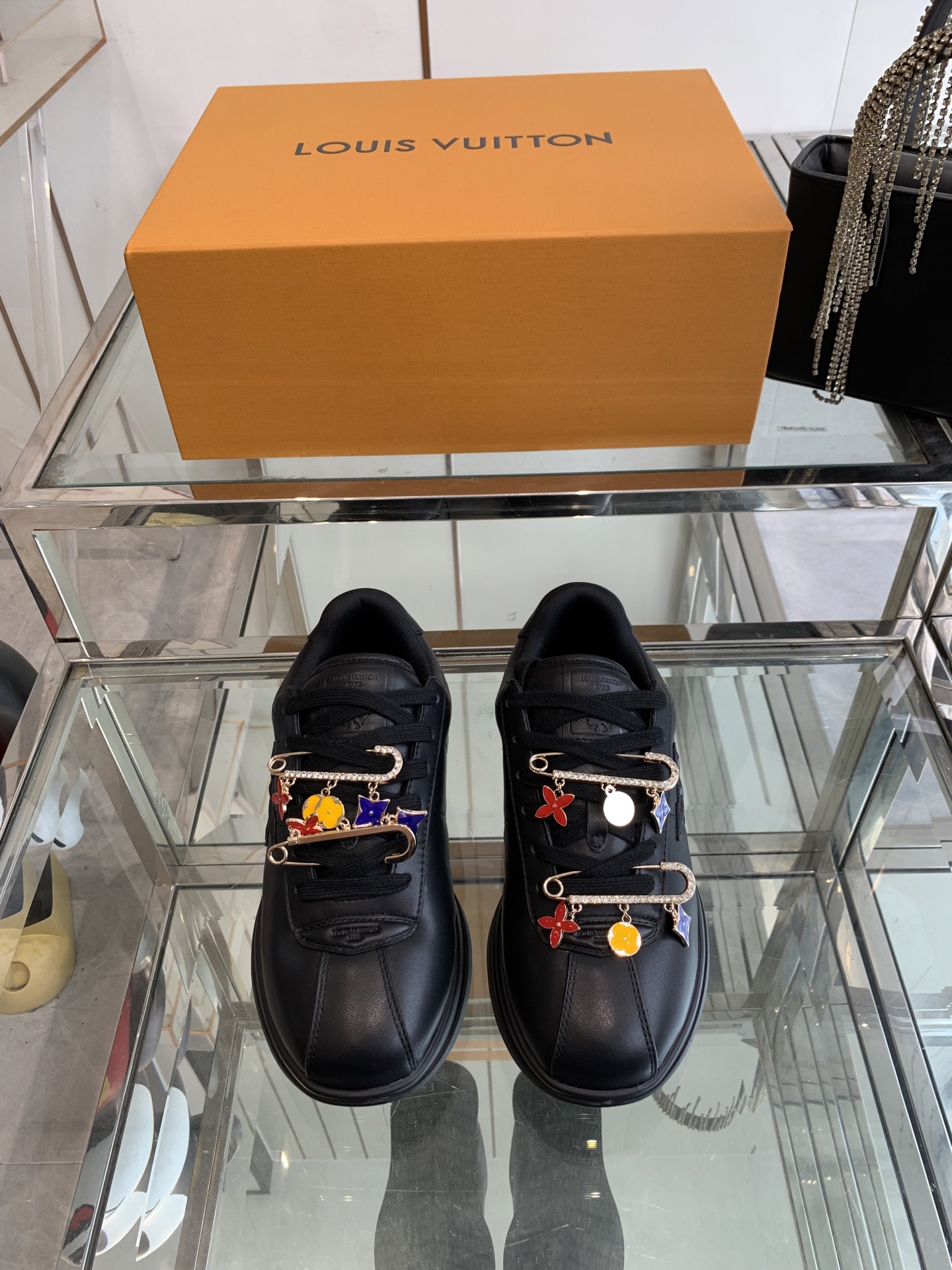 NO:391880,Top version Women's men's accessories 60 Louis Vuitton 25ss new products Cute and tulip sneakers Pharrell Williams and Louis Vuitton's 'Buttersoft sneakers' debuted at the Paris Fashion Week in Autumn and Winter, blending creativity and craftsmanship. The shoe draws inspiration from Williams' past designs such as the Ice Cream Boardflip series and Nike Cortez to highlight the LV logo. The sneakers use fashionable outlines and high-quality materials. Combining nostalgia and innovation to attract bold fashion enthusiasts. It embodies Williams' design philosophy that combines tradition and modernity. It is very comfortable to wear. It should be the most comfortable among the current men's models. Suitable for daily commuting. Very versatile fabrics are made of the same material. The original version compares every detail one to one.  Various leather surfaces, super complex splicing, TPU original outsole, size 35-45 (four 40, men 45 customized), casual shoes/sports shoes, louis vuitton, louis vuitton, sneakers19860909顶级版本 女款男款配饰60 Louis Vuitton 25ss新品 萌嘟嘟的运动鞋  Pharrell Williams与Louis Vuitton合作推出的“Buttersoft运动鞋”在秋冬巴黎时装周上首次亮相 融合了创意与工艺 该鞋款从Williams的过往设计如Ice Cream Boardflip系列和Nike Cortez中汲取灵感 突出LV标志 运动鞋采用时尚轮廓和优质材料 结合怀旧与创新 吸引大胆时尚爱好者 体现了Williams将传统与现代结合的设计理念 上脚非常舒服 应该是目前男款能接受度里的最舒适的 适合日常通勤 非常百搭面料选用原版完全一样材质做工细节 原版一比一对比每个细节 各种皮面 超复杂拼接 TPU原版大底 码数35-45（女40 男45订做）,休闲鞋/运动鞋,louis vuitton,louis vuitton,sneakers,Women's Shoes