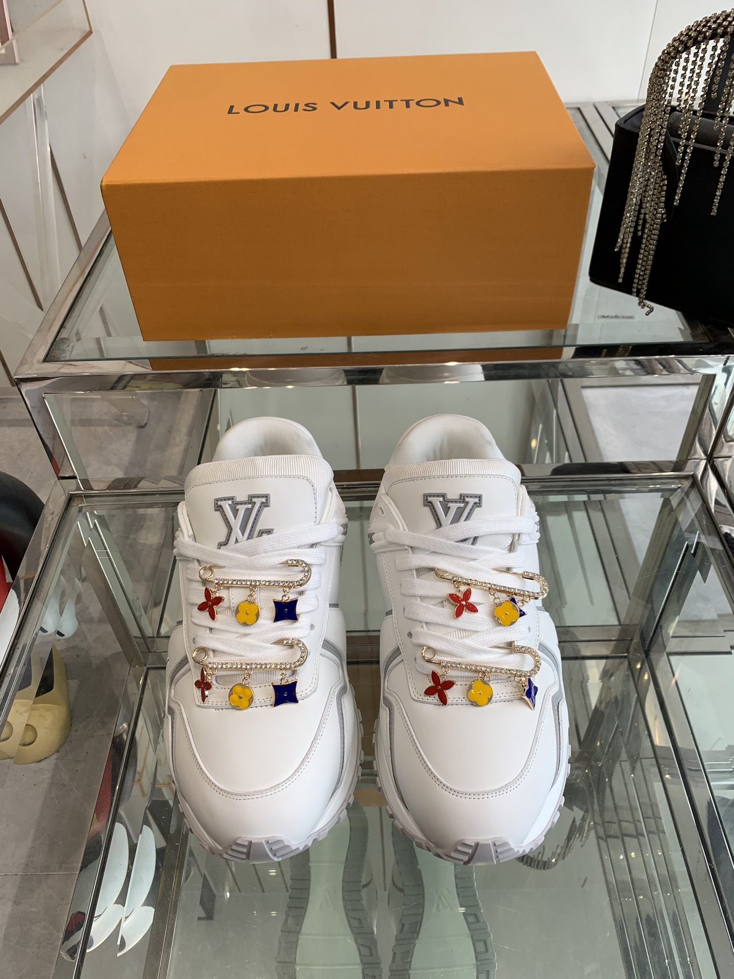 NO:391888,Top version Accessories 60 Louis Vuitton runaway maxi Sneakers Bread shoes Lv runaway maxi Black and white color matching Fat Ding This fat and chubby is so cute This shoe is very comfortable on the feet. It should be the most comfortable among the current men's styles. Suitable for daily commuting. Very versatile. Whether it is straight-tight fenders, you can wear your own style. The smooth cowhide upper is integrated with contrasting L letters and Vuitton logo. Light rubber wedge outsole cited running shoes configuration. Cowhide/fabric. Rubber outsole embellished with Louis Vuitton logo. Size women's model 35-40. Men's model 39-45 (women's 40. Men's 45 customized) Men's model first, casual shoes/sports shoes, louis vuitton, louis vuitton, louis  vuitton,sneakers,cowhide19860909顶级版本 配饰60 Louis Vuitton runaway maxi 运动鞋 面包鞋Lv runaway maxi 黑白配色的胖丁 这个胖胖呼呼的好可爱 这个鞋上脚非常舒服 应该是目前男款能接受度里的最舒适的 适合日常通勤 非常百搭 不管是直筒喇叭卫裤 都能穿出自己的风格 光滑牛皮革鞋面融入撞色L 字母和 Vuitton标识 轻盈橡胶坡跟外底援引跑鞋构型 牛皮革/织物 橡胶外底点缀路易威登标识 码数女款35-40 男款39-45（女40 男45定做） 男款先出,休闲鞋/运动鞋,louis vuitton,louis vuitton,louis vuitton,sneakers,cowhide,Women's Shoes