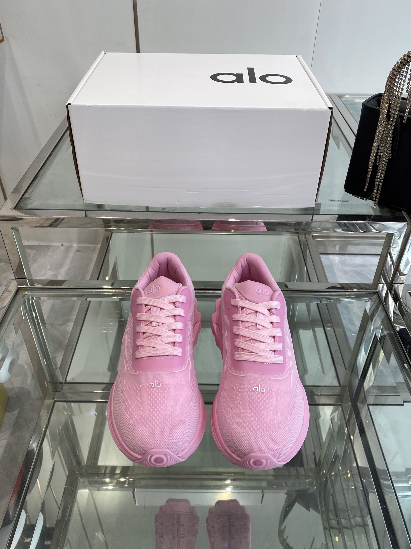 NO:391909,alo 25ss summer new model, thick sole casual RUNNER sports running shoes, couples alo understands girls better than Nike, super versatile and super comfortable. Thick sole style but not heavy at all on the feet. Thick sole style is comfortable and lightweight. The sole cover looks better. The foot height is increased to make your legs look thinner!  The same style as the celebrity is recommended~ Super suitable for small girls~ The shoes are also classic color-blocking and contrasting colors with the delicate leather texture of the upper upper. The upper material is original mold opening process mesh. The outsole IP foaming ultra-clear material/bottom rubber non-slip size for women 35-40. The women's model is 40. The men's model is 45. The men's model is 45. The casual shoes/sports shoes, sneakers19860909alo 25ss夏季新款 厚底 休闲 RUNNER 运动跑步鞋 情侣款  alo比耐克更懂女生 上脚超级百搭 超级舒适.厚底款但是上脚一点都不沉重 厚底舒适非常轻便 套上袜套搭配更好看 上脚增高显腿细！ 明星同款推荐～ 超级适合小个子女生～鞋子整体也是经典的拼色撞色设计搭配鞋面细腻的真皮纹路肌理感 鞋面材质原版开模工艺网面 大底IP发泡超清料/底片橡胶防滑 码数女35-40 女款40订做 男39-45 男款45订做,休闲鞋/运动鞋,sneakers,Women's Shoes