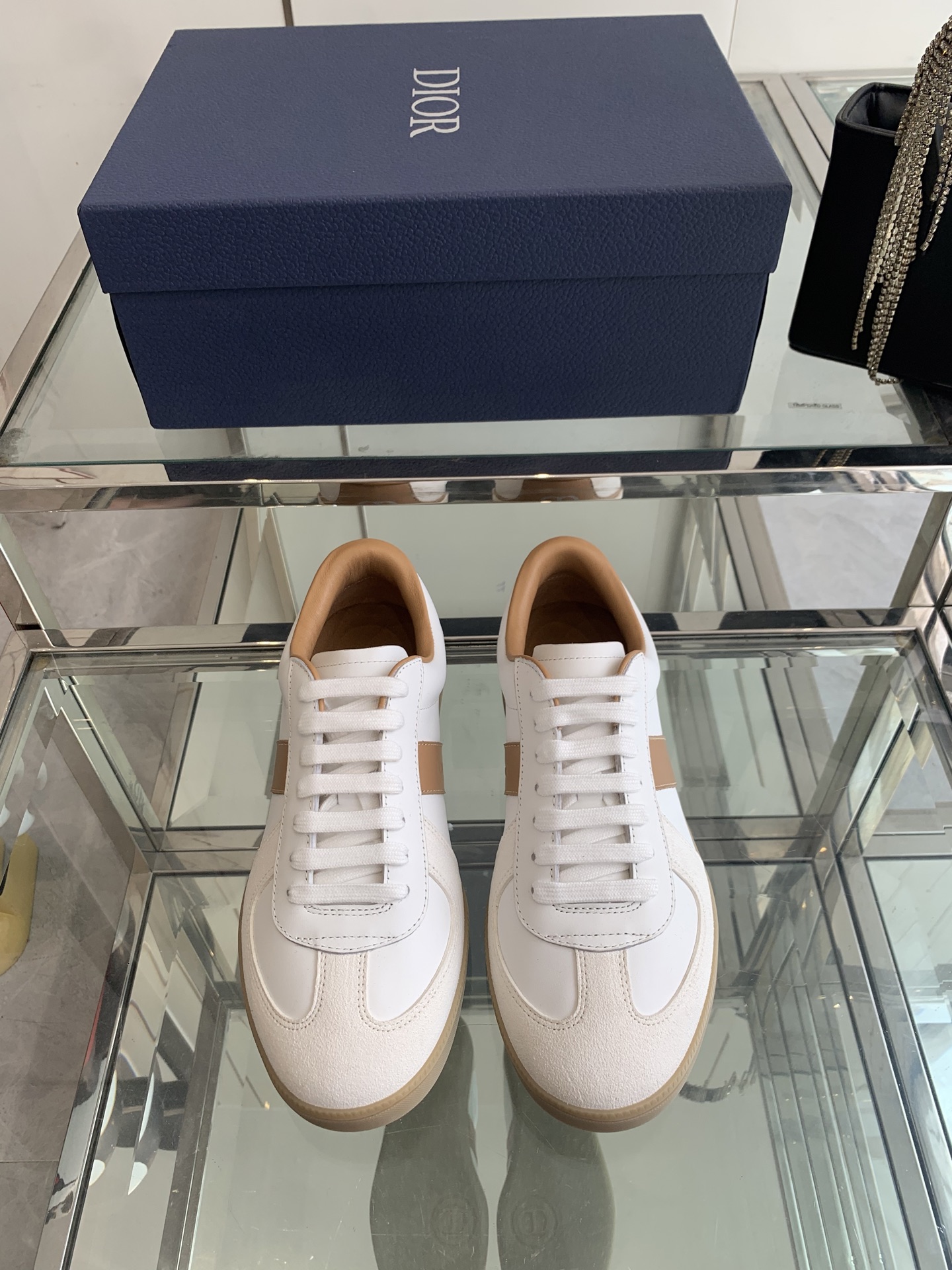 NO:406373,Dior 25ss new product B01 German training shoes Couple style toe dimension design is a bit wider, the foot is comfortable and perfect online, the thread is beautiful, the adaptive pants are perfect and versatile, decorated with various classic details, is ideal for daily style, can be matched with various casual items to create exquisite styling fabrics, top layer cowhide/inner cowhide TPU original outsole, size 35-45 (for women 40, customized for men 45), casual shoes/sports shoes, dior, dior, sneakers, cowhide19860909Dior 迪奥 25ss新品 B01德训鞋 情侣款鞋头维度设计宽了点 上脚舒适度完美在线 线头优美 适配裤型完美百搭 饰以各种经典细节 是日常造型的理想之选 可与各式休闲单品搭配打造精致造型面料头层牛皮/内里牛皮 TPU原版大底 码数35-45（女40 男45订做）,休闲鞋/运动鞋,dior,dior,sneakers,cowhide,Women's Shoes