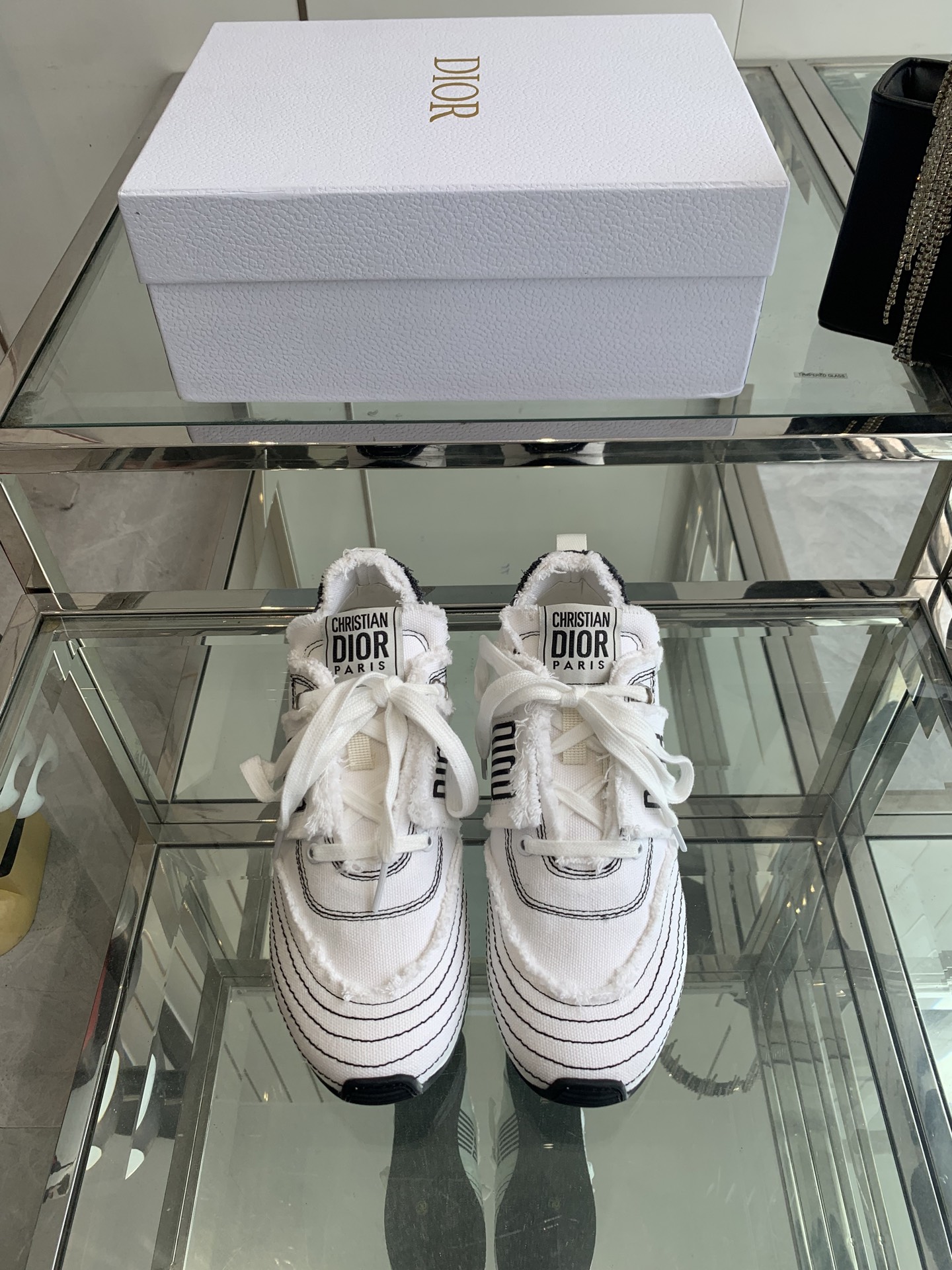 NO:406378,Dior New Products of Spring and Summer Show Sketch Sneakers Forrest Gump Shoes 25ss Spring and Summer Show Most Popular Products This pair of shoes has changed the single design style of Forrest Gump Shoes I had previously remembered. The details are very consistent with the current trend, but they also incorporate the manager's new understanding and retro feelings about Forrest Gump Shoes. The overall feeling is a bit new, the material is a little matte leather, full of retro style, and looks very high-end. The feeling after putting on the foot is very convex. The foot is really beautiful and versatile. You can control any style of clothes, pants and skirts. Whoever wears them looks good? Size 35-41 (customized by 40 41), casual shoes/sports shoes, dior, dior, sneakers, skirts19860909Dior 迪奥 春夏走秀新品 素描运动鞋 阿甘鞋 25ss春夏秀场出镜率最高的单品 这双鞋改变了之前印象中的阿甘鞋单一的设计风格 保留着原本的造型 细节点缀上非常符合当下流行趋势但也融入了主理人对于阿甘鞋全新的理解和复古情怀 整体感觉焕然一新材质是有一点哑光的皮质,复古风十足 看起来很高级 上脚后的感觉就是很凸造型 上脚真心好看又百搭 啥风格衣服裤子裙子都能驾驭 谁穿谁好看  码数35-41（40 41定做）,休闲鞋/运动鞋,dior,dior,sneakers,skirts,Women's Shoes