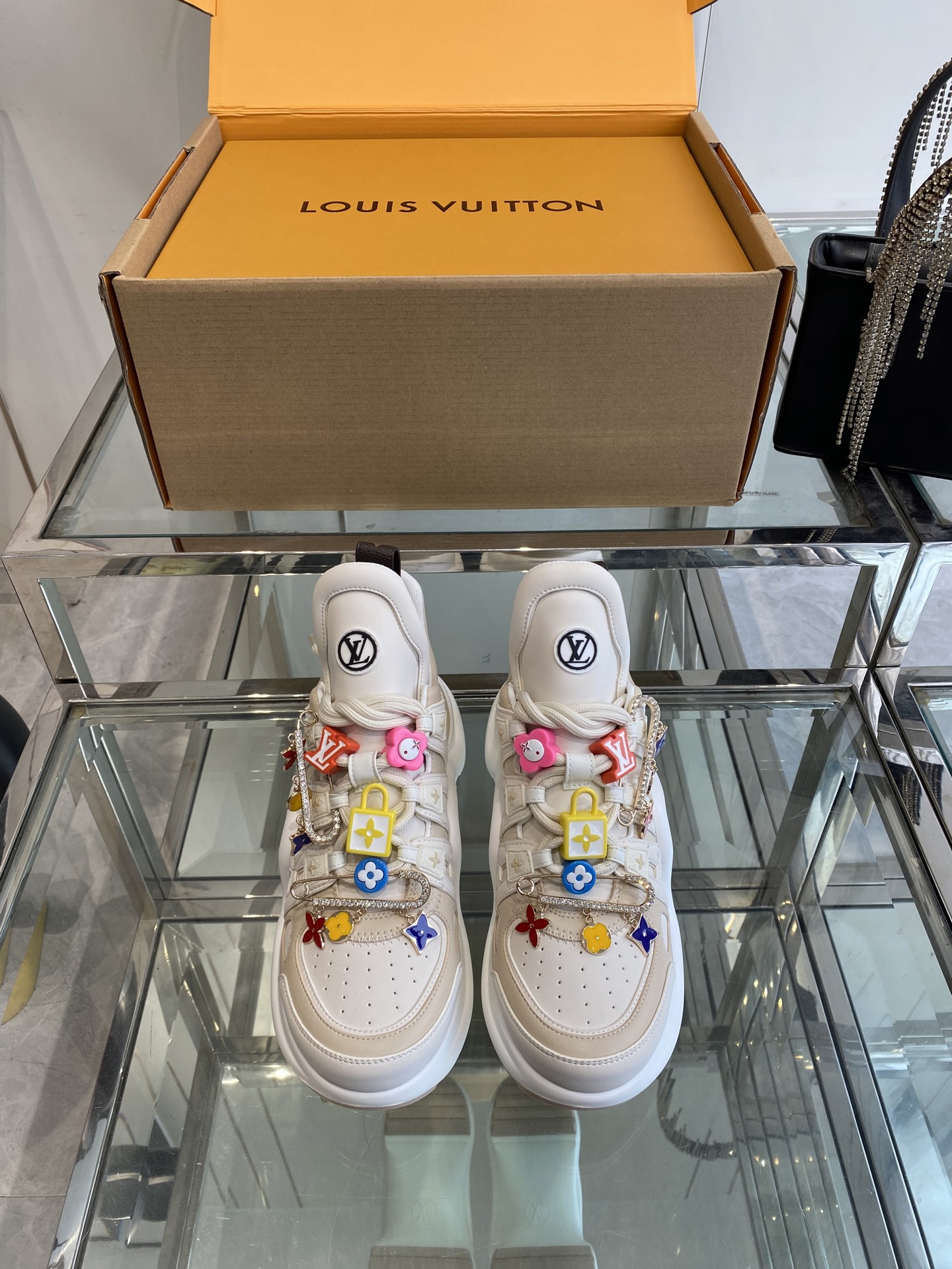 NO:406383,3 Accessories LV 2025 spring and summer new dad shoes show their youthful vitality, their daily outfits are super eye-catching, and the classic arch design has always been called a beautiful leg artifact!  Absolutely man-friendly, the upper is consistent with cowhide, wear-resistant, and the original mold-opening TPU is a long-lasting TPU, shock-absorbing and wear-resistant, with excellent rebound force, and it looks slim and light and comfortable!  Increase 5cm size 35-41 (40 41 custom made), casual shoes/sports shoes, louis vuitton, sneakers, cowhide198609093 配饰 LV 2025春夏新款老爹鞋 尽显青春活力,日常穿搭超级抢眼,经典的拱形设计,一向被称之为美腿神器！绝对的人手必备 鞋面原版一致牛皮,耐穿耐磨 大底原版开模TPU,减震耐磨,回弹力超好,上脚巨显瘦.轻盈舒适！增高5cm 码数35-41（40 41定做）,休闲鞋/运动鞋,louis vuitton,sneakers,cowhide,Women's Shoes