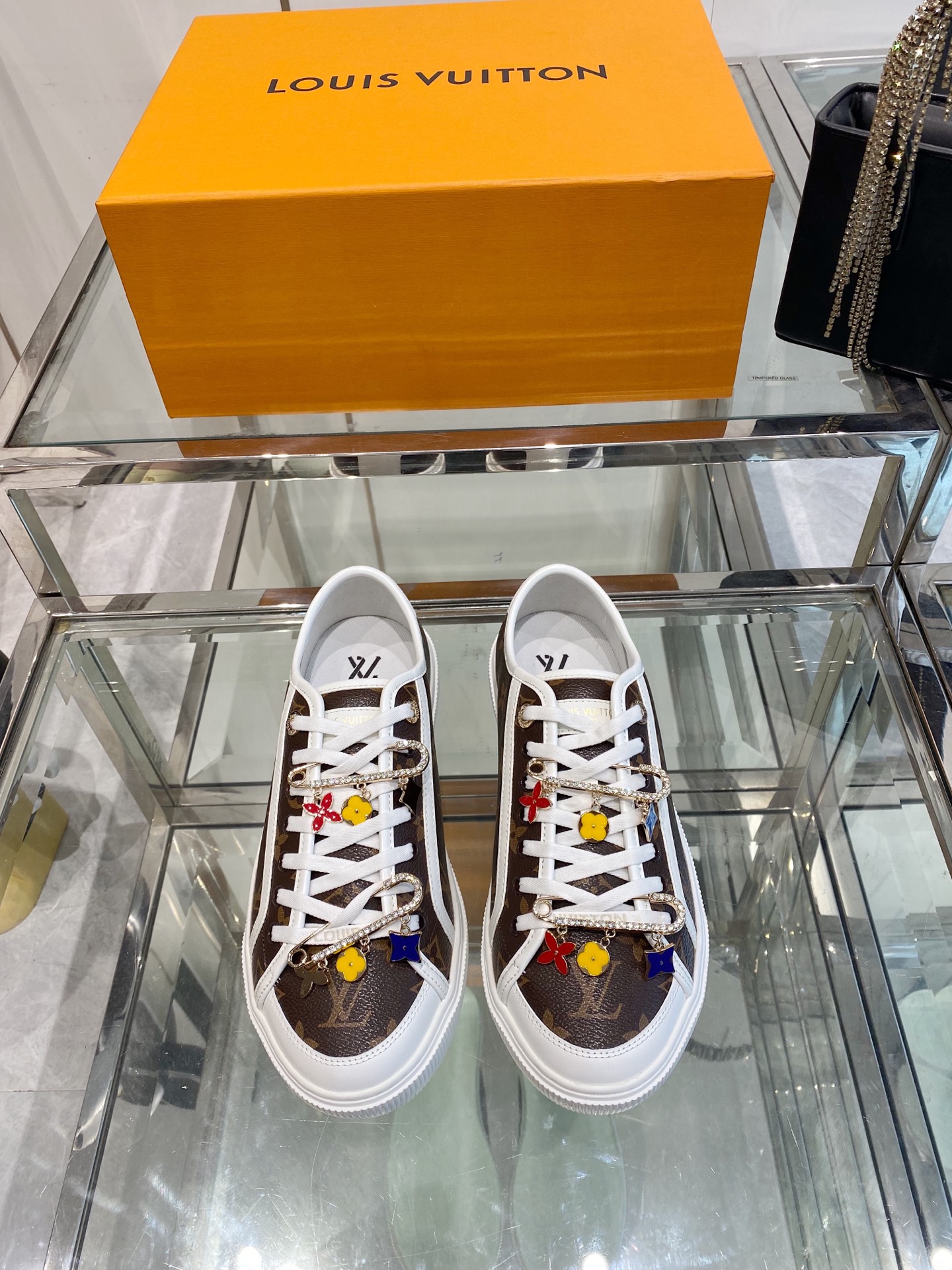 NO:406416,Accessories 60 Louis Vuiton Louis Vuitton 25ss new LV Lagoon series denim embossed presbyopia shoes skateboard shoes casual sneakers original purchase developed and made whole pair of shoes souvenirs, all customized materials Exclusive mold opening sole Details are shipped together Size 35-45 (for women 40 men 45 custom made), casual shoes/sports, louis vuitton, louis vuitton, louis vuitton, louis vuitton, louis vuitton, sneakers19860909配饰60 Louis Vuiton路易威登 25ss新款 LV Lagoon系列丹宁牛仔布压花老花帆布鞋滑板鞋休闲运动鞋 原版购入开发做货 整双鞋子采购Zp开发打造,全部定制材料 独家开模大底 细节全部对版出货 码数35-45（女40 男45定做）,休闲鞋/运动鞋,louis vuitton,louis vuitton,louis vuitton,sneakers,Women's Shoes