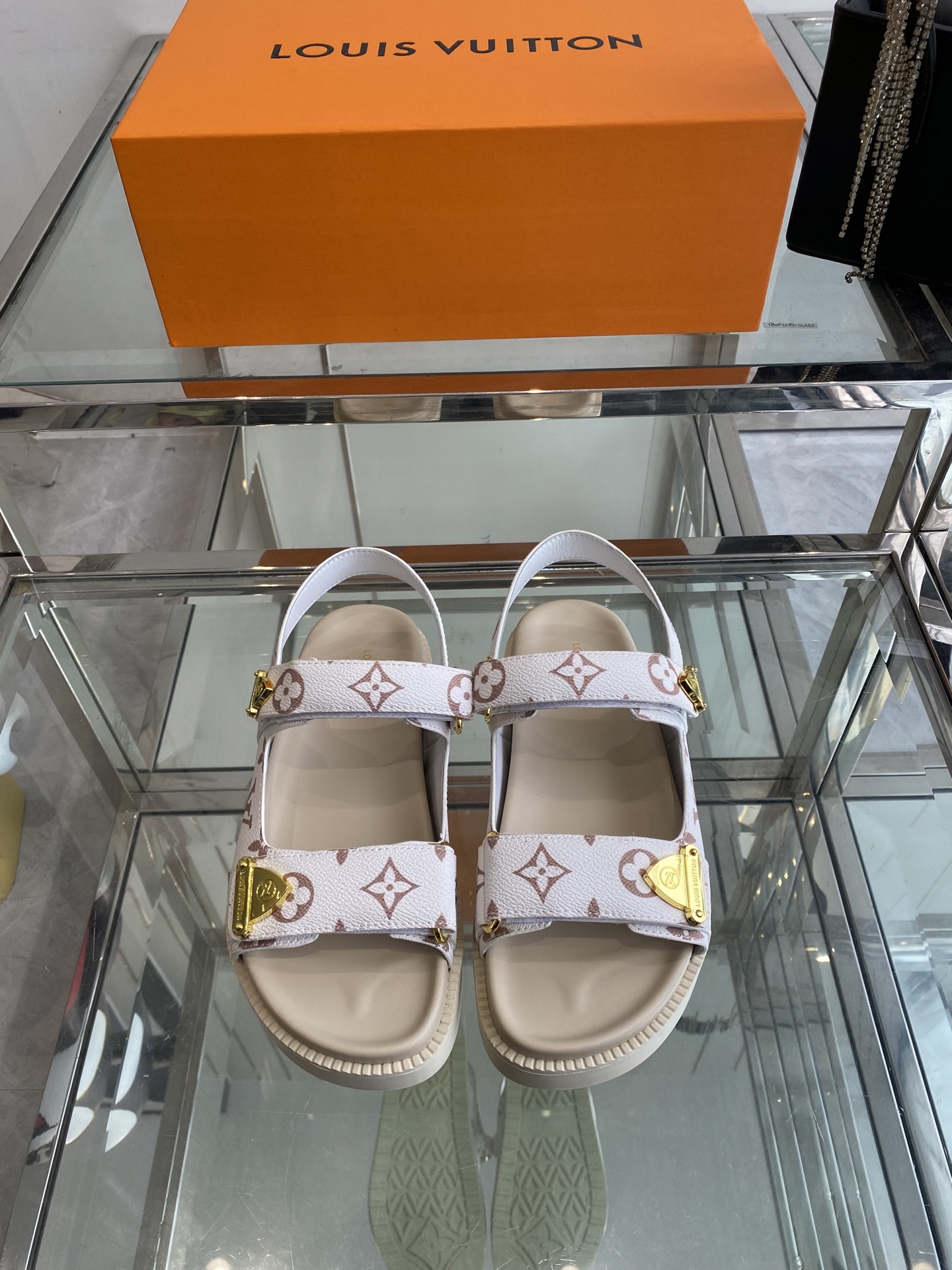 NO:406411,Louis Vuitton 25ss summer new product casual beach sandals original molded LV metal logo decorative upper cowhide leather custom imported jacquard fabric/original presbyterian leather water dyed sheepskin inner three-layer combination sole (water table + wear-resistant velvet + rubber sole) Size 35-46 (for women 40 men 45 46 customized), sandals, louis vuitton, louis vuitton, sandals, cowhide, sheepskin19860909Louis Vuitton 25ss夏季新品 休闲 沙滩 凉鞋 原版开模LV金属logo装饰鞋面牛皮 定制进口提花布料/原版老花皮料 水染羊皮内里三层组合大底 (水台+耐磨绒+橡胶底) 码数35-46（女40 男45 46定做）,凉鞋,louis vuitton,louis vuitton,sandals,cowhide,sheepskin,Women's Shoes