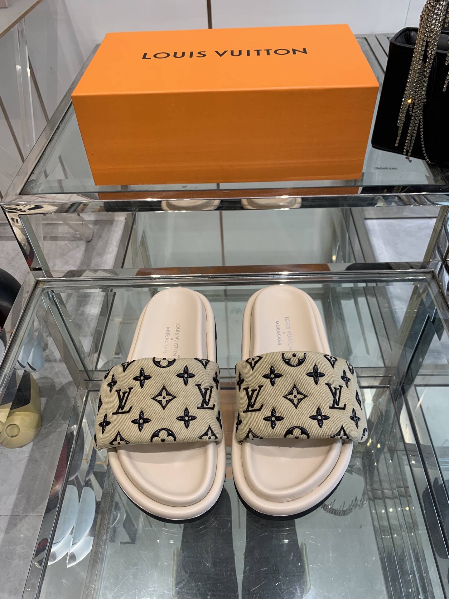 NO:406406,Louis Vuitton 25ss new embossed logo embossed Velcro slippers Pool Pillow Comfort Flat sandals material technology fabric reinterpreted with high frequency imprinting technology Monogram pattern Soft padded upper with adjustable Velcro Comfort Comfort Comfort Add harmonious color Original custom technology fabric Soft sheepskin Inside Original open mold rubber foamed outsole Size: 35-45 (40 for women 40 for men 45 for men), slippers, louis vuitton, slippers, sheepskin19860909Louis Vuitton 25ss新款浮雕logo 压花 魔术贴拖鞋 Pool Pillow Comfort 平底凉拖取材科技织物 以高频压印技术重绎 Monogram 图案 柔软加垫鞋面搭配可调节魔术贴 舒适韧性鞋垫再添和谐色彩 面料原版定制科技织物 内里柔软羊皮里 原版开模橡胶发泡大底 码数: 35-45（女40 男45定做）,拖鞋,louis vuitton,slippers,sheepskin,Women's Shoes