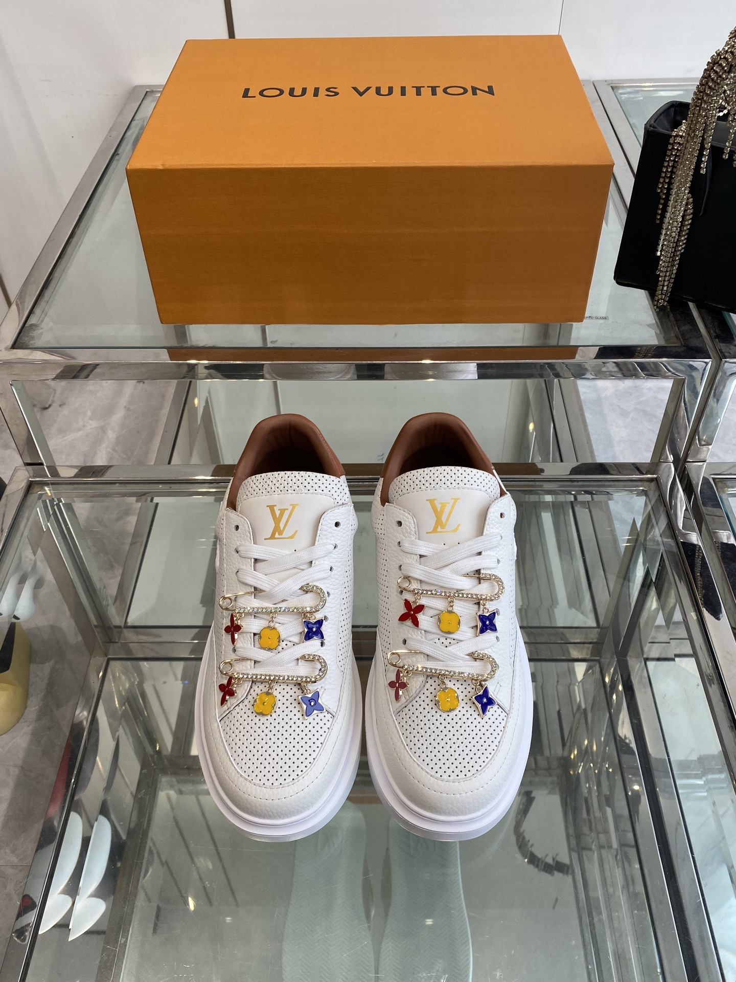 NO:405916,320 Accessories Louis Vuitton BEVERLY HILLS sneakers Casual shoes Beverly Hills sneakers are renovated with modern brushstrokes Pocket Monogram pattern Thick and light rubber outsole for comfort Experience with comfort embellishment of Louis Vuitton logo Compatible with the LV letters on the tongue Monogram Mirror leather Laces Louis Vuitton elements Rubber outsole embellishment of Louis Vuitton logo Size 39-45, casual shoes/sneakers, louis vuitton, louis vuitton, louis vuitton, louis vuitton, sneakers, cowhide19860909320 配饰Louis Vuitton 路易威登BEVERLY HILLS运动鞋 休闲鞋 Beverly Hills 运动鞋以摩登笔触焕新设计 为镜面牛皮革描绘袖珍 Monogram 图案 厚实而轻盈的橡胶外底实现舒适体验 其上点缀路易威登标识 与鞋舌的 LV 字母相得益彰 Monogram 镜面牛皮革 鞋带 路易威登元素 橡胶外底点缀路易威登标识 码数39-45,休闲鞋/运动鞋,louis vuitton,louis vuitton,louis vuitton,sneakers,cowhide,Women's Shoes