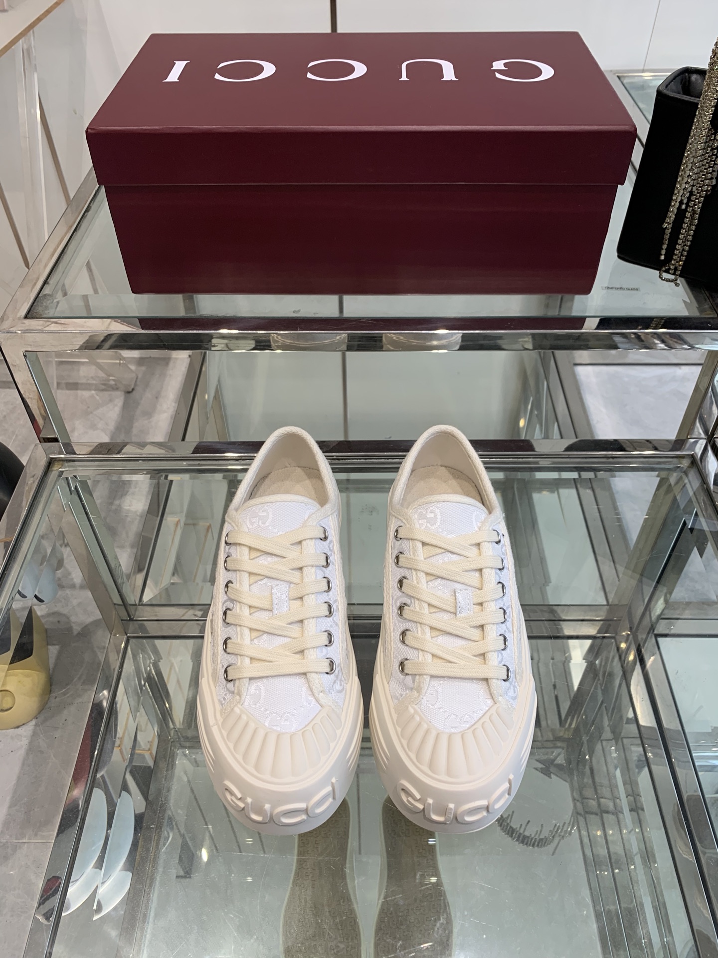 NO:406401,Gucci 25ss new GG canvas shoes Casual shoes This sneaker is made with the ingenious GG canvas craftsmanship, cleverly blending the collection design with modern aesthetics. The bold and avant-garde silhouette is paired with the 'Gucci' printed embossed rubber sole. A bright and personalized item that is comfortable to wear. Black GG canvas Contrast color trim Fabric lining Rubber toe Cropped webbing details Decorated with 'Gucci' rubber sole Heel height 4.0 cm Size 35-41 (40 41 custom made), casual shoes/sneakers, gucci, sneakers19860909Gucci 25ss新款GG帆布鞋 休闲鞋 这款运动鞋 以标志性GG帆布匠心打造 将典藏设计与现代美学巧妙糅于一体 大胆前卫的廓形配以“Gucci”印花压纹橡胶鞋底 缔就个性十足且穿着舒适的亮眼单品 黑色GG帆布 对比色饰边 织物衬里 橡胶鞋头 夹绒织带细节 饰“Gucci”橡胶鞋底 跟高4.0厘米码数35-41(40 41定做）,休闲鞋/运动鞋,gucci,sneakers,Women's Shoes