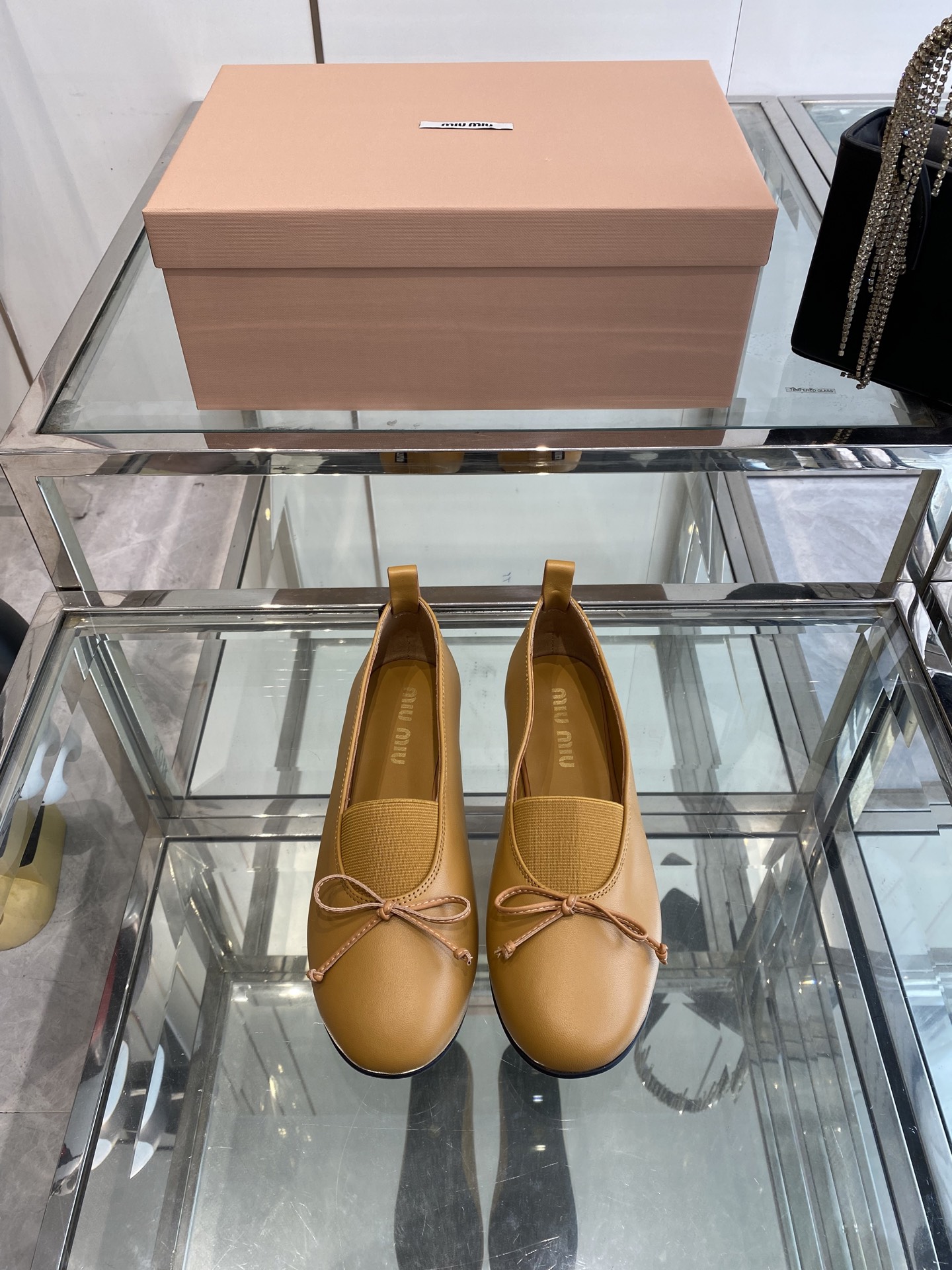 NO:406396,Miu Miu New summer ballet shoes Fairy style blends the agile charm of ballet into daily life with modern brushstrokes, depicting the classic outline of dance shoes draws inspiration from classic Japanese shoes, simple but not complicated, suitable for a variety of shapes, smart and fashionable ballet shoes between steps, avant-garde upper with classic ballet shoes, soft material combination, sheepskin upper, casual and elegant, giving the original sweetness a bit unrestrained style Original rubber non-slip sole Size 35-40 (customized for 40), ballet shoes, miumiu, sheepskin19860909Miu Miu 缪缪 夏季新款芭蕾舞鞋 仙女款 以芭蕾的灵动意韵融于日常 以现代笔触刻画舞鞋经典轮廓 从经典日式鞋履汲取灵感 简而不繁适合多种造型 步履之间灵动时髦芭蕾舞鞋 前卫的鞋面搭配经典芭蕾舞鞋型 柔软材质结合 羊皮鞋面 既随性又优雅 让原本的甜美感多了一分不羁的风格 原版橡胶防滑大底 码数35-40（40定做）,芭蕾舞鞋,miumiu,sheepskin,Women's Shoes