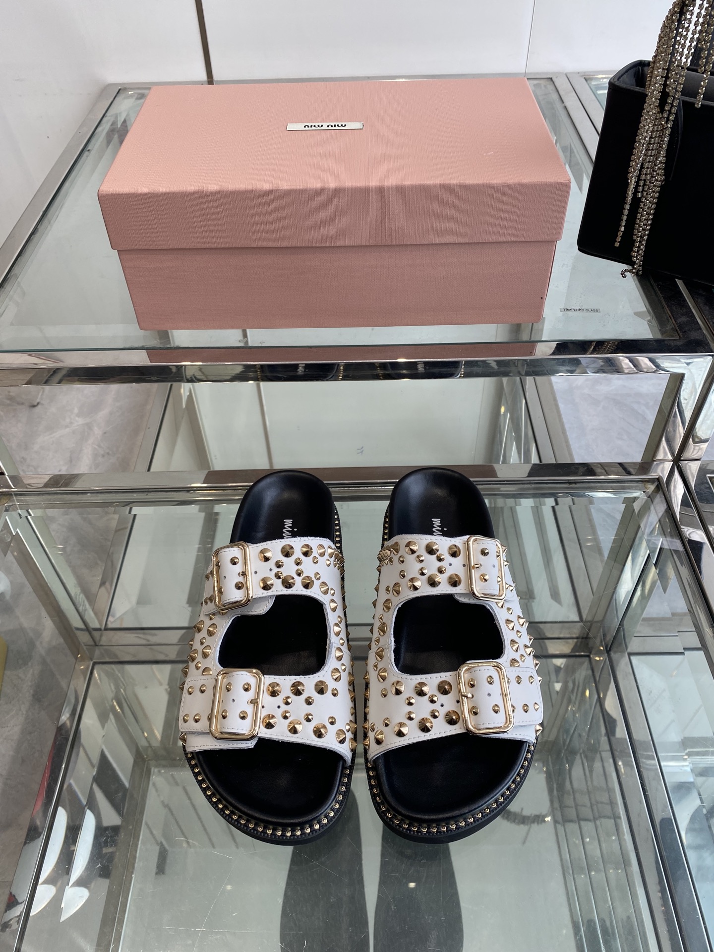 NO:406391,Miu Miu Miu 25ss summer new style, thick-soled rivet sandals, flat-soled soft-soled beach sandals, simple fairy shoes that are simple and small-size. Those who like design style should love this one very much. It's too amazing at first glance. It's the one that loves the more time you go. Size 35-40 (customized for 40), slippers, miumiu, sandals, slippers19860909Miu Miu 缪缪 25ss夏季新款 厚底铆钉凉拖鞋 平底 软底 沙滩凉鞋 简约又不失小特点的仙女鞋上线 喜欢设计风的亲应该会很爱这款吧 第一眼看太惊艳 属于越穿越爱那一挂 码数35-40（40定做）,拖鞋,miumiu,sandals,slippers,Women's Shoes