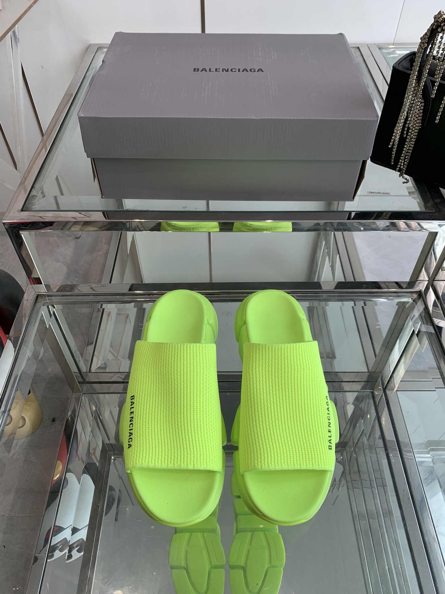 NO:405936,BALENCIAGA Slippers Upgraded version launches Speed ​​2.0 version of new socks and slippers Original product, not currency, the upper is the original fly weaving integrated molding technology, seamless, the sole is composed of five midsoles and the rebound and feel is particularly good, absolutely no market-based ordinary rubber soles, the sole is embossed, how to match it, and it looks good, and the legs are particularly long, size 35-45 (customized for women, 40 men, 45 46), slippers, balenciaga, balenciaga, slippers, socks19860909BALENCIAGA巴黎世家 拖鞋 升级版推出Speed 2.0 版本全新袜子鞋拖鞋 原厂货 绝非通货 鞋面是原版飞织一体成型技术 无缝 鞋底五块中底组成回弹与较感都特别好 绝对不用市场普通橡胶鞋底 鞋底的浮雕 怎么搭怎么好看 而且特显腿长 码数35-45（女40 男 45 46定做）,拖鞋,balenciaga,balenciaga,slippers,socks,Women's Shoes