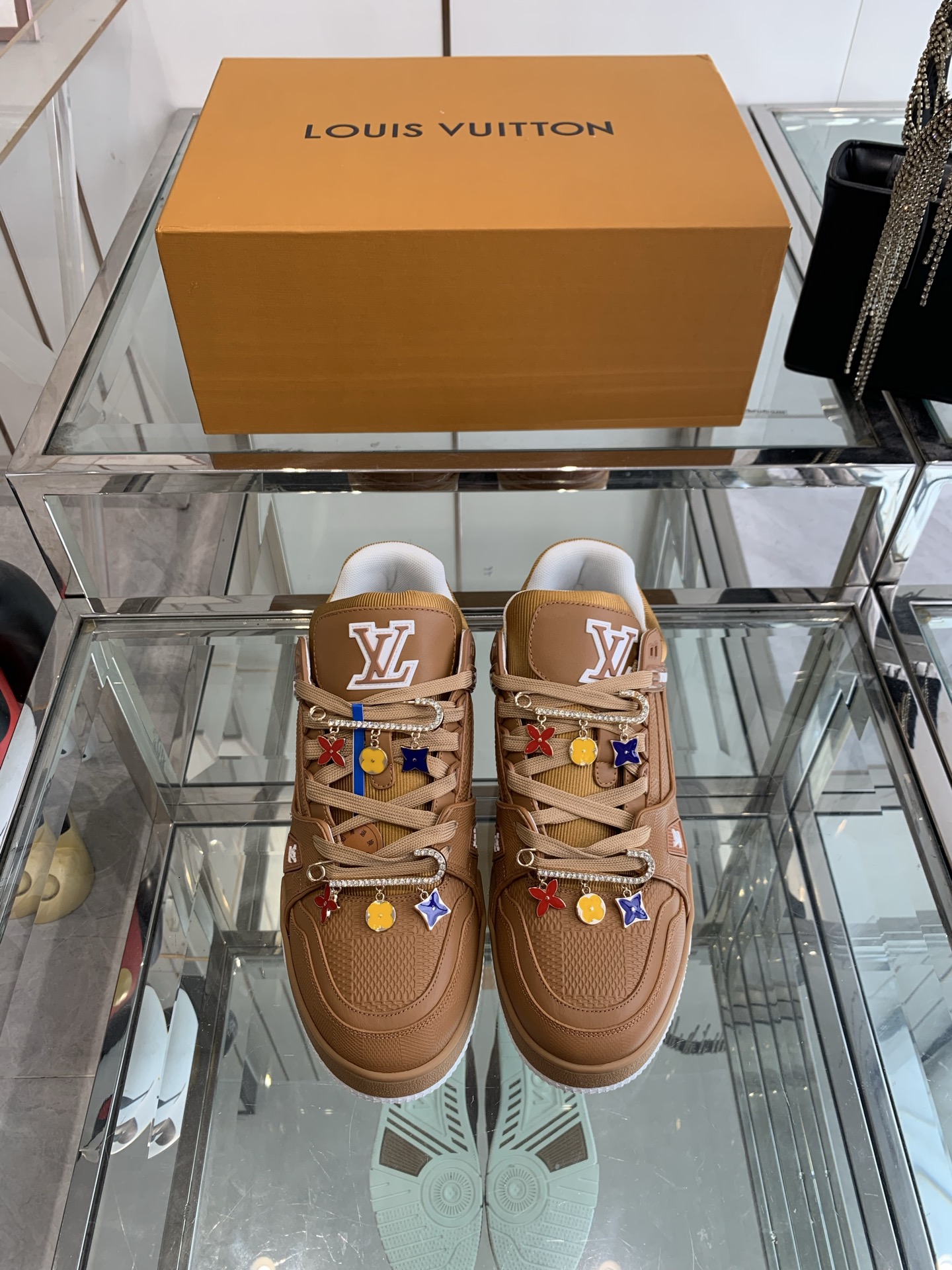 NO:405921,370 new accessories LV TARINE LV Vuitton L home sneakers skateboard shoes couples original purchase and development Made this LV Trainer sneakers are made of cowhide leather to create complex uppers, which require hours of ingenious sewing to complete. The classic configuration is from Virgil Abloh, showing the inspiration of retro basketball shoes Fabric: Original custom-made top layer cowhide Inner: Original custom breathable net Outsole: Original open-mode two-color TPU combination sole Size 35-44, casual shoes/sports shoes, louis vuitton, louis vuitton, louis vuitton, louis vuitton, louis vuitton, sneakers, cowhide19860909370 配饰全新版面 LV TARINE路易威登L家运动鞋 滑板鞋 情侣款 原版购入开发 做货 本款LV Trainer 运动鞋选用牛皮革塑造繁复鞋面,需要数小时的匠心缝制方可完成.经典构型出自 Virgil Abloh 之手,展现复古篮球鞋的灵感启发 面料: 原版定制头层牛皮 内里: 原版定制透气网里 大底: 原版开模双色TPU组合大底 码数35-44,休闲鞋/运动鞋,louis vuitton,louis vuitton,louis vuitton,sneakers,cowhide,Women's Shoes