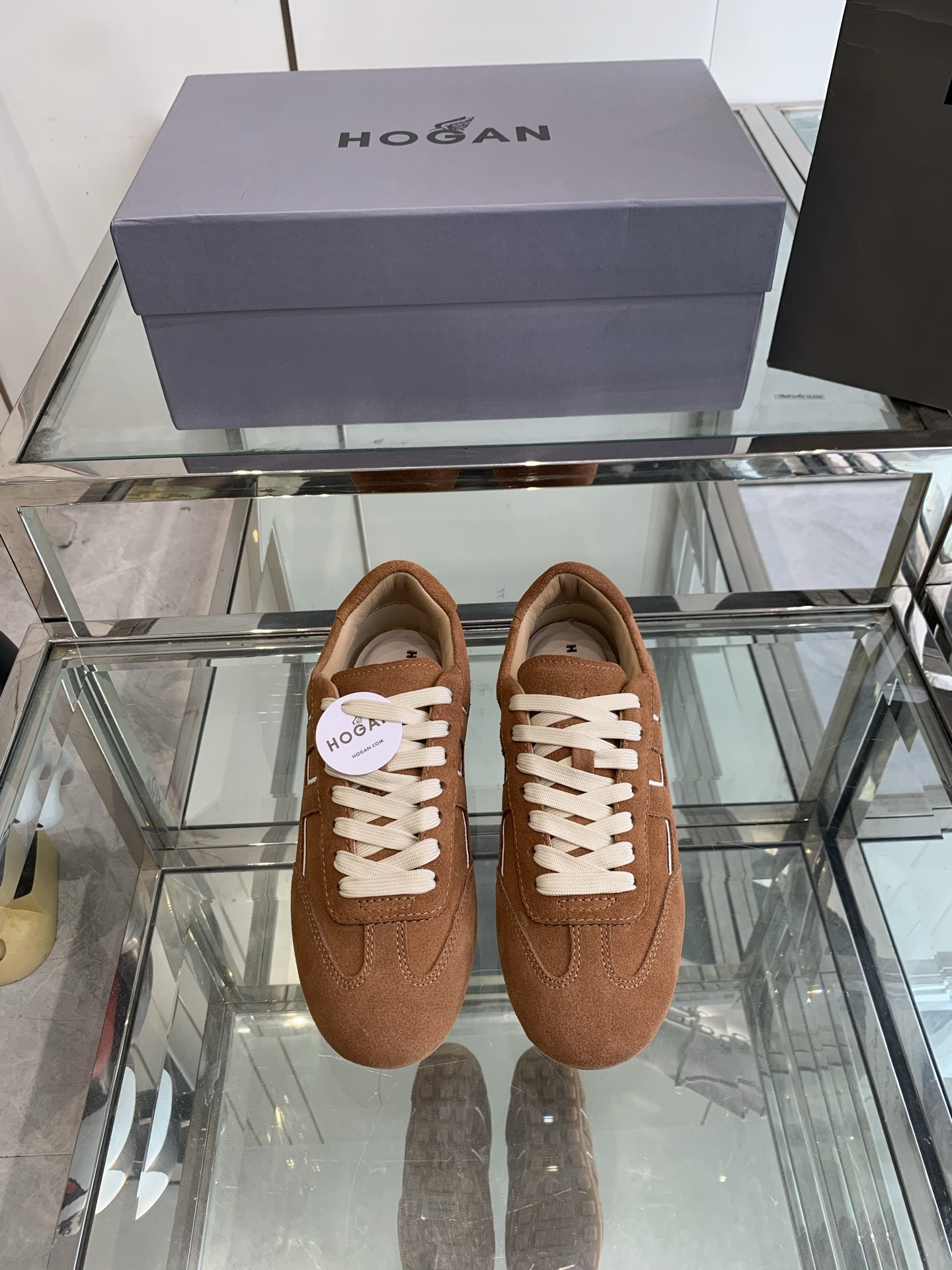 NO:405926,Female Hogan Hogan 25ss Spring and Summer New Products Retro Casual Forrest Gump Shoes German Training Shoes Sports Shoes So beautiful, so easy to wear, so comfortable and versatile... Shoes are very light, go shopping, go outdoor sports, zero pressure, mix and match splicing fabric, matte cowhide/cowhide surface) Sheepskin inner cowhide foot pads Original rubber non-slip sole Original steel stamp logo size women 35-40 men 39-44, casual shoes/sports shoes, hogan, sneakers, cowhide, sheepskin19860909女 男 Hogan 霍根 25ss春夏新品 复古休闲 阿甘鞋 德训鞋 运动鞋 实在是太美太好穿太舒服太百搭啦……鞋子很轻便 逛街暴走户外运动零压力 混搭拼接面料 磨砂牛皮/牛皮面) 羊皮内里 牛皮垫脚 原版橡胶防滑大底 原版钢印Logo徽标 码数女35-40 男39-44,休闲鞋/运动鞋,hogan,sneakers,cowhide,sheepskin,Women's Shoes